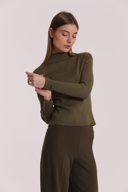 MAGLIA CON RICAMO SUL POLSO