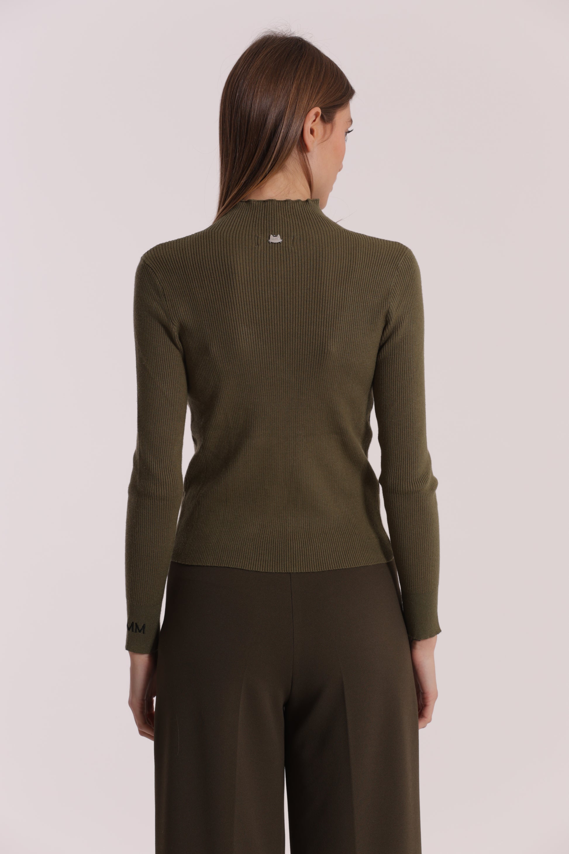 MAGLIA CON RICAMO SUL POLSO