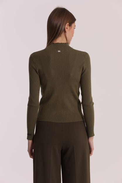 MAGLIA CON RICAMO SUL POLSO