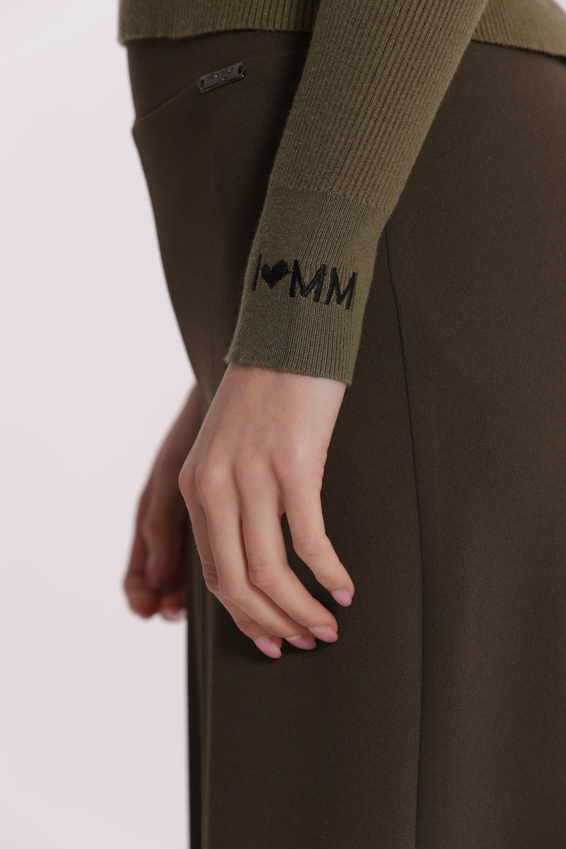MAGLIA CON RICAMO SUL POLSO