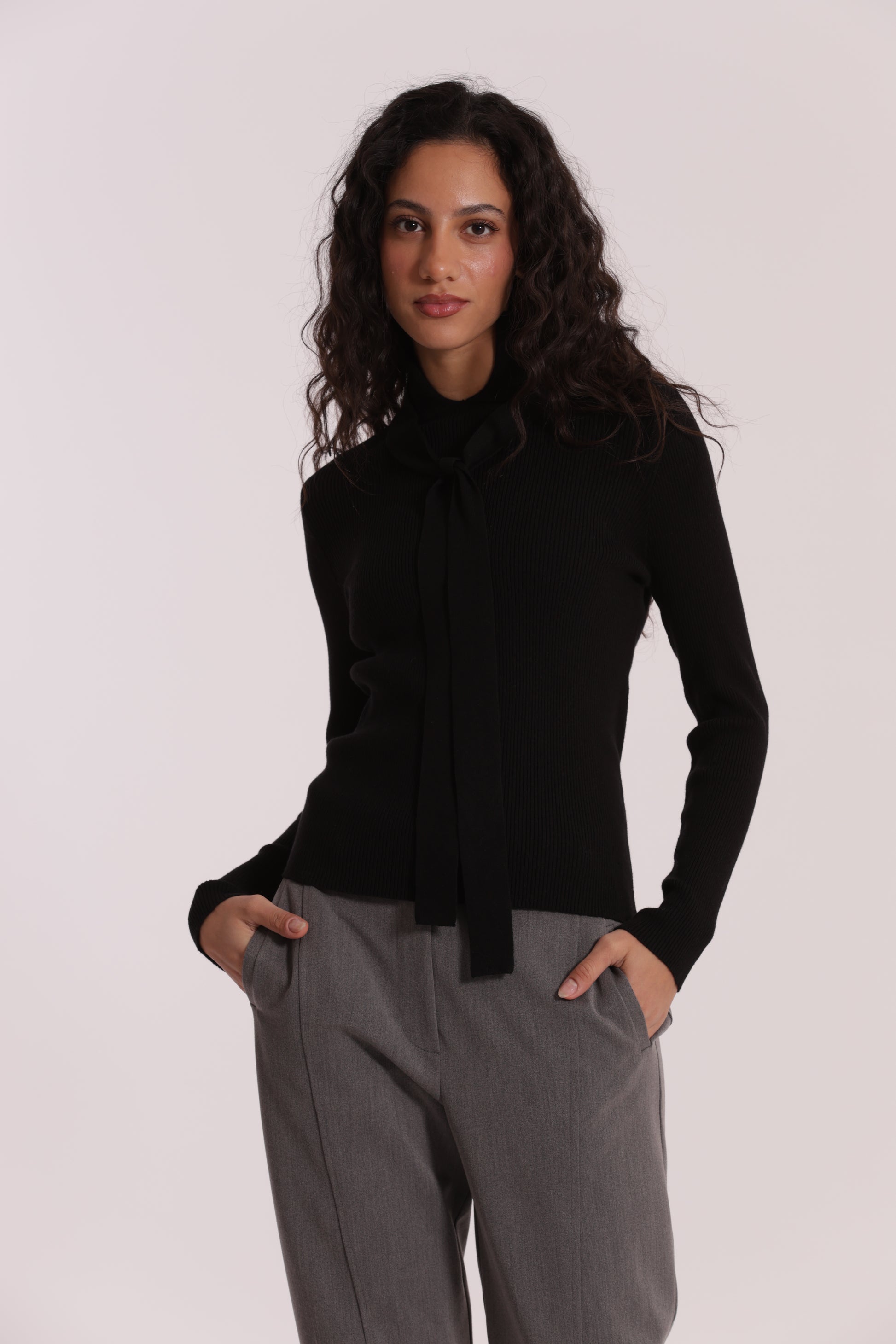 MAGLIA CON DETTAGLIO CRAVATTINO