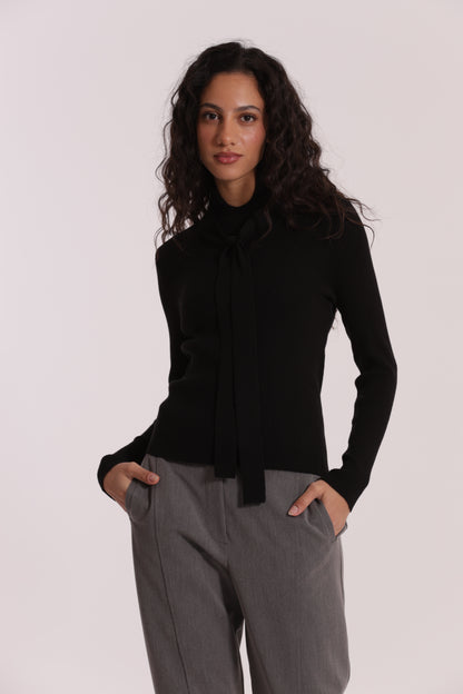MAGLIA CON DETTAGLIO CRAVATTINO