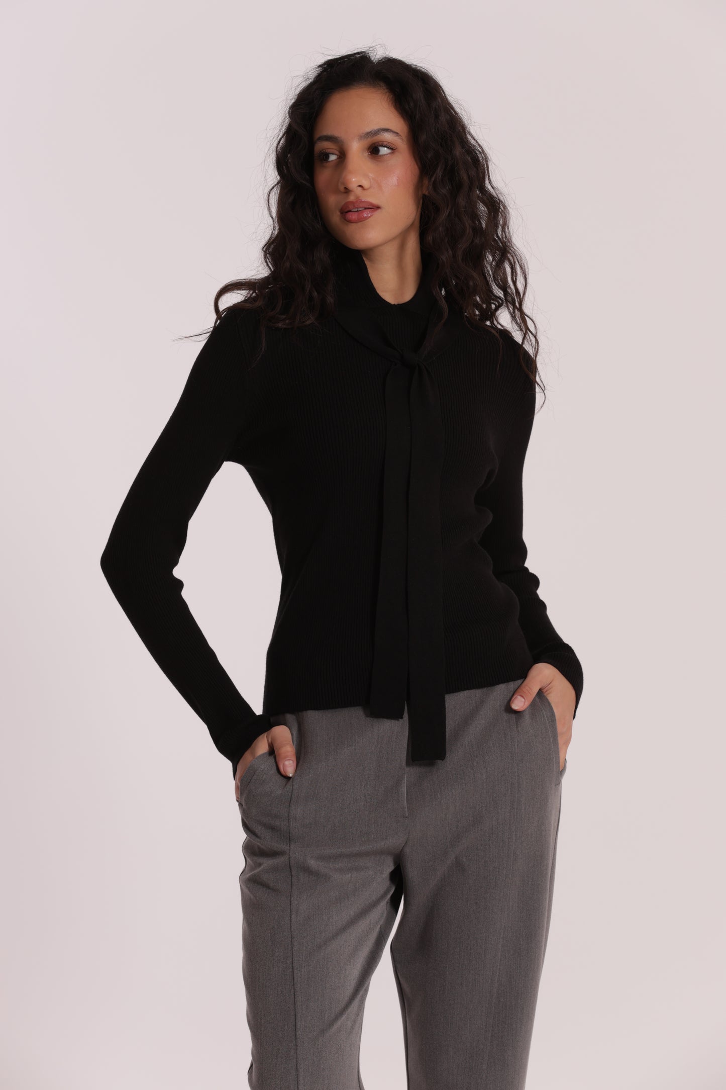 MAGLIA CON DETTAGLIO CRAVATTINO
