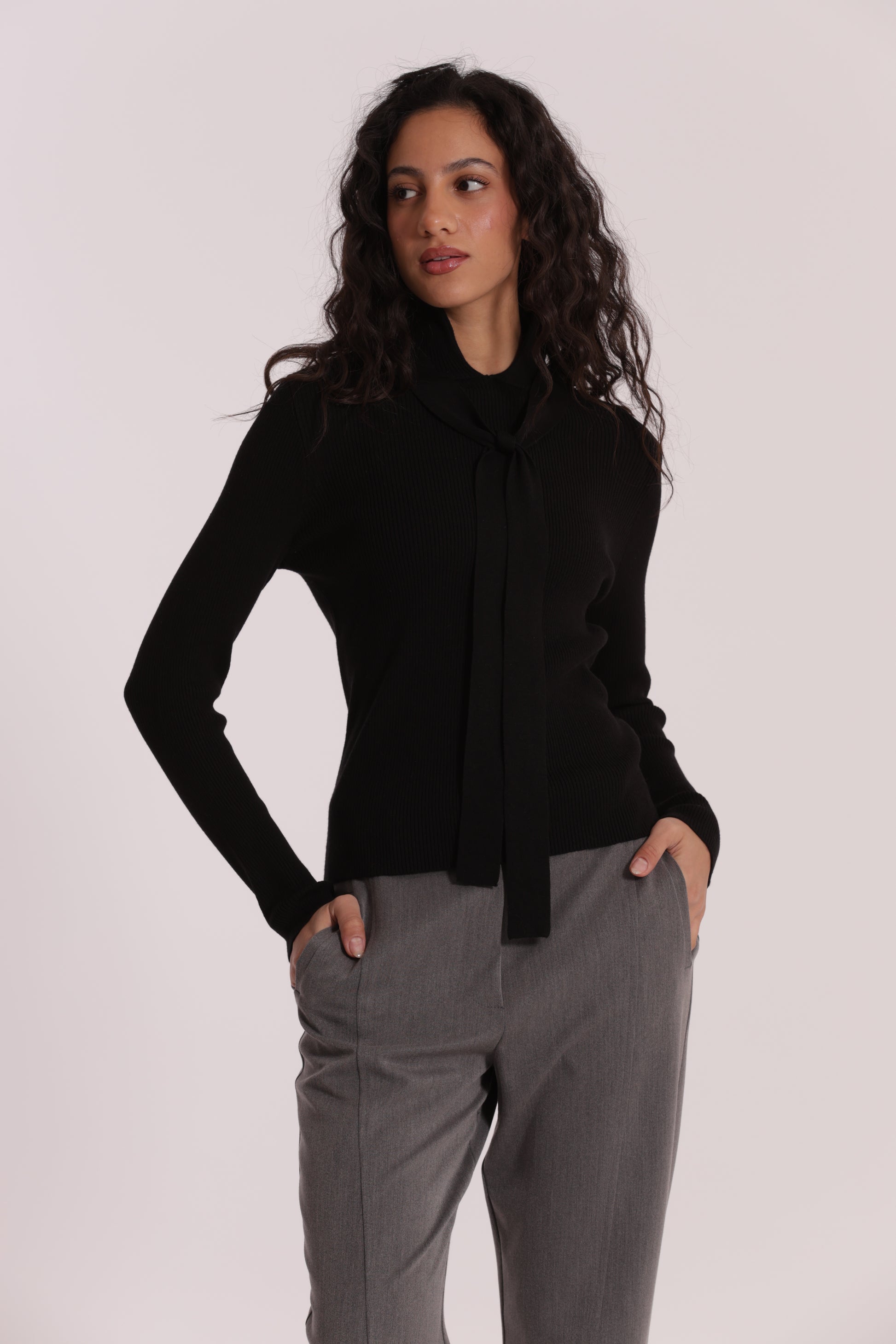 MAGLIA CON DETTAGLIO CRAVATTINO