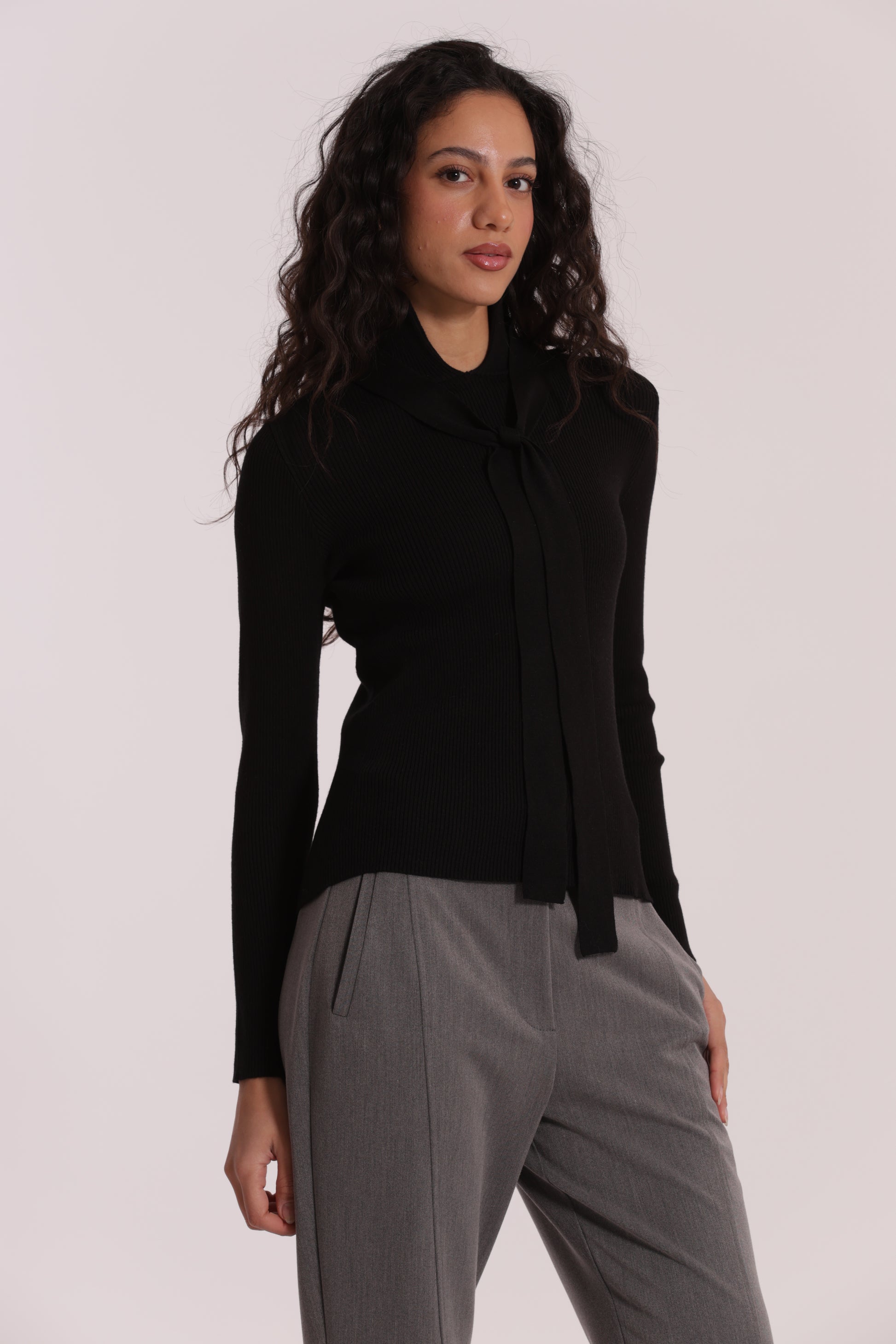 MAGLIA CON DETTAGLIO CRAVATTINO