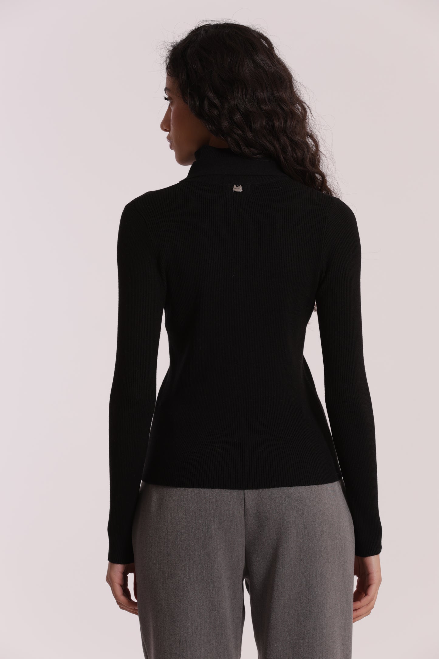 MAGLIA CON DETTAGLIO CRAVATTINO