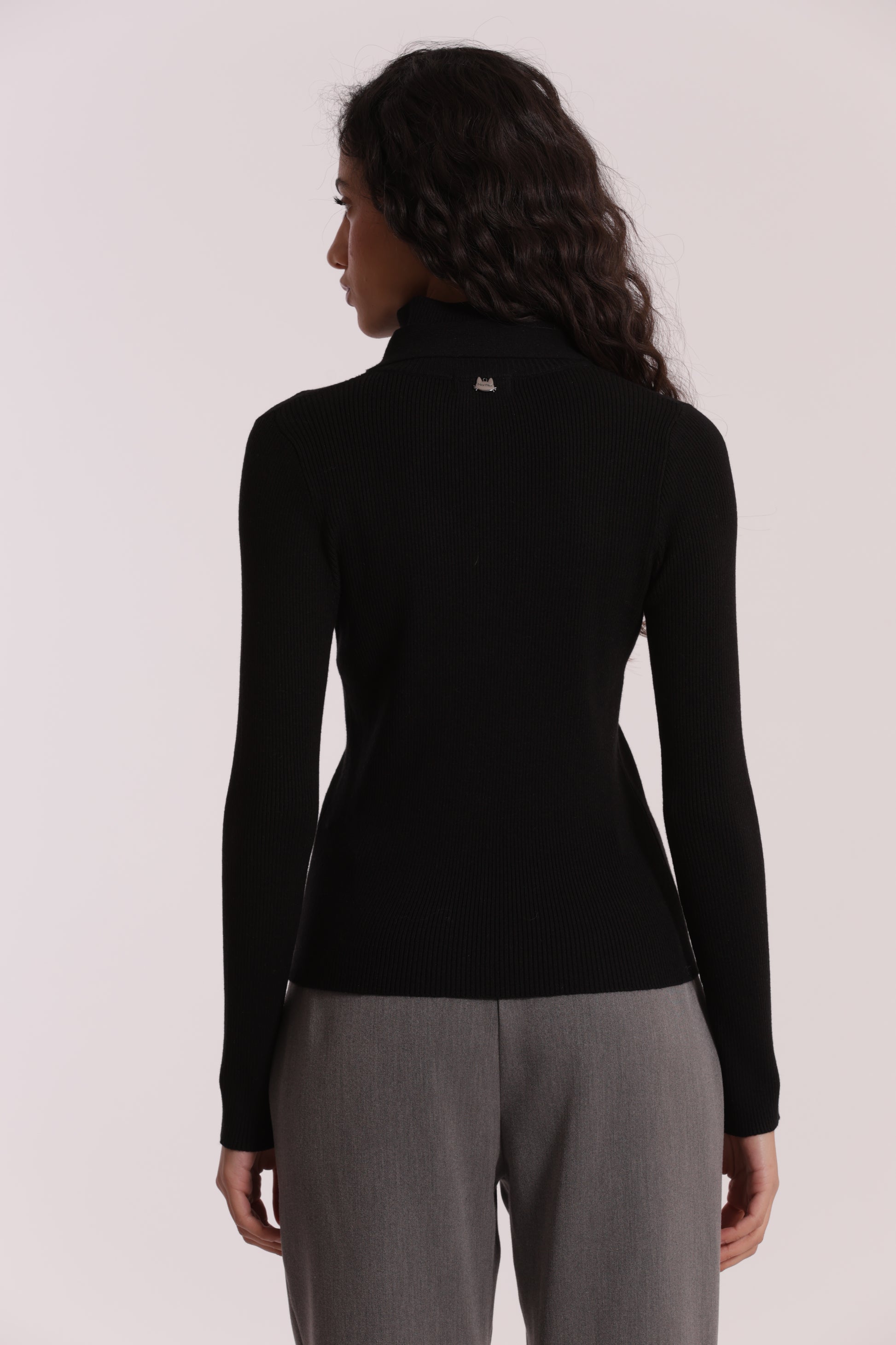 MAGLIA CON DETTAGLIO CRAVATTINO