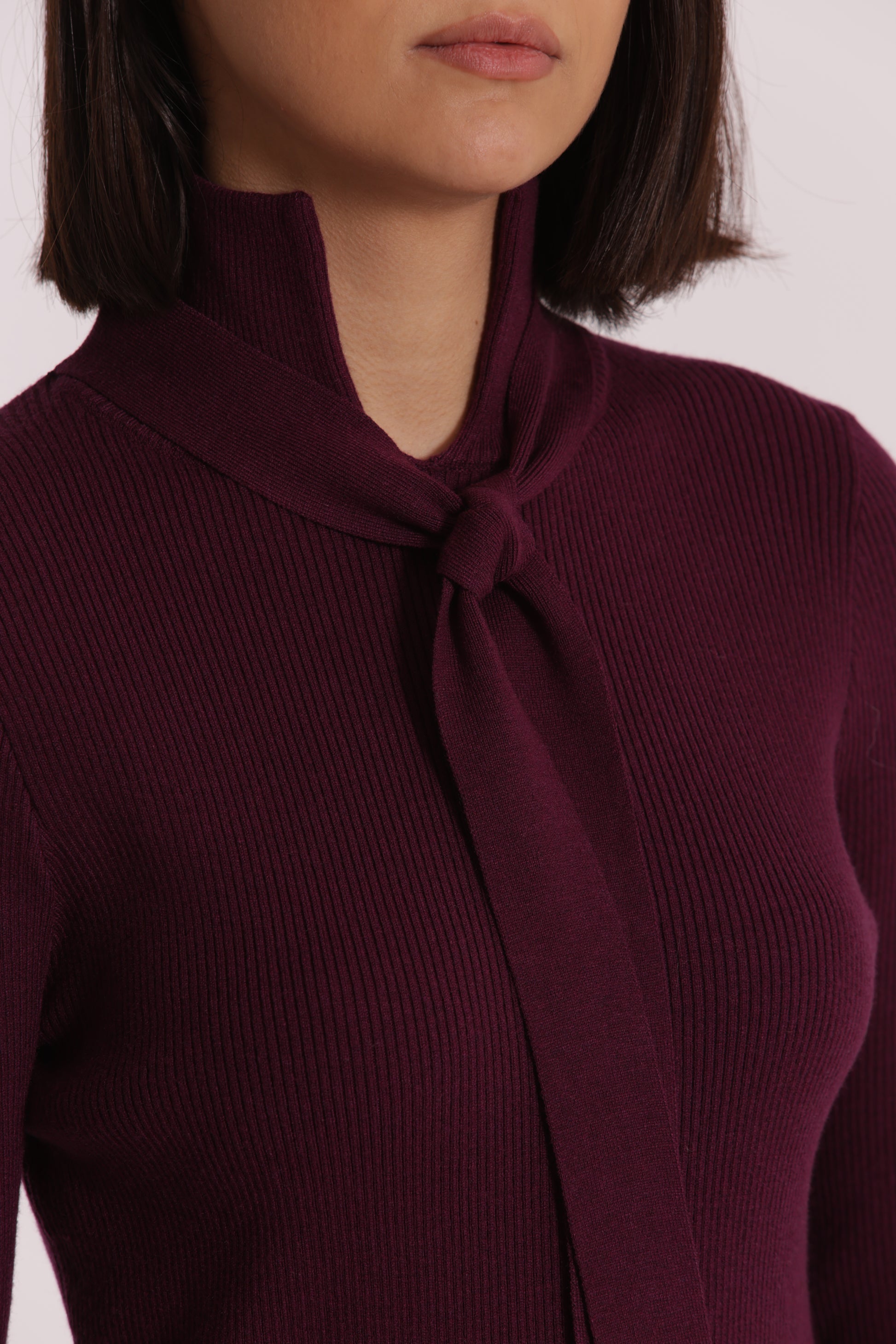 MAGLIA CON DETTAGLIO CRAVATTINO