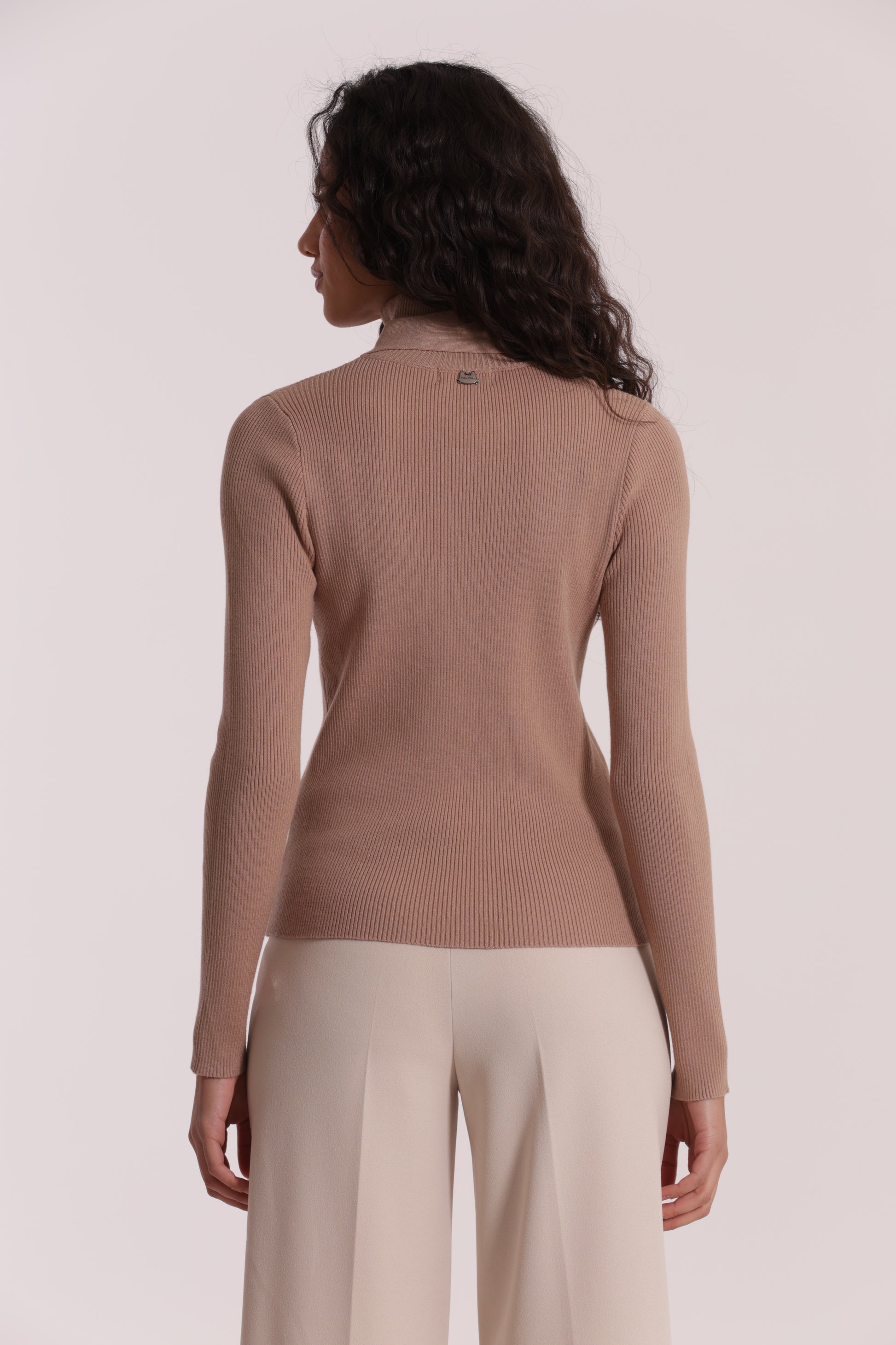 MAGLIA CON DETTAGLIO CRAVATTINO