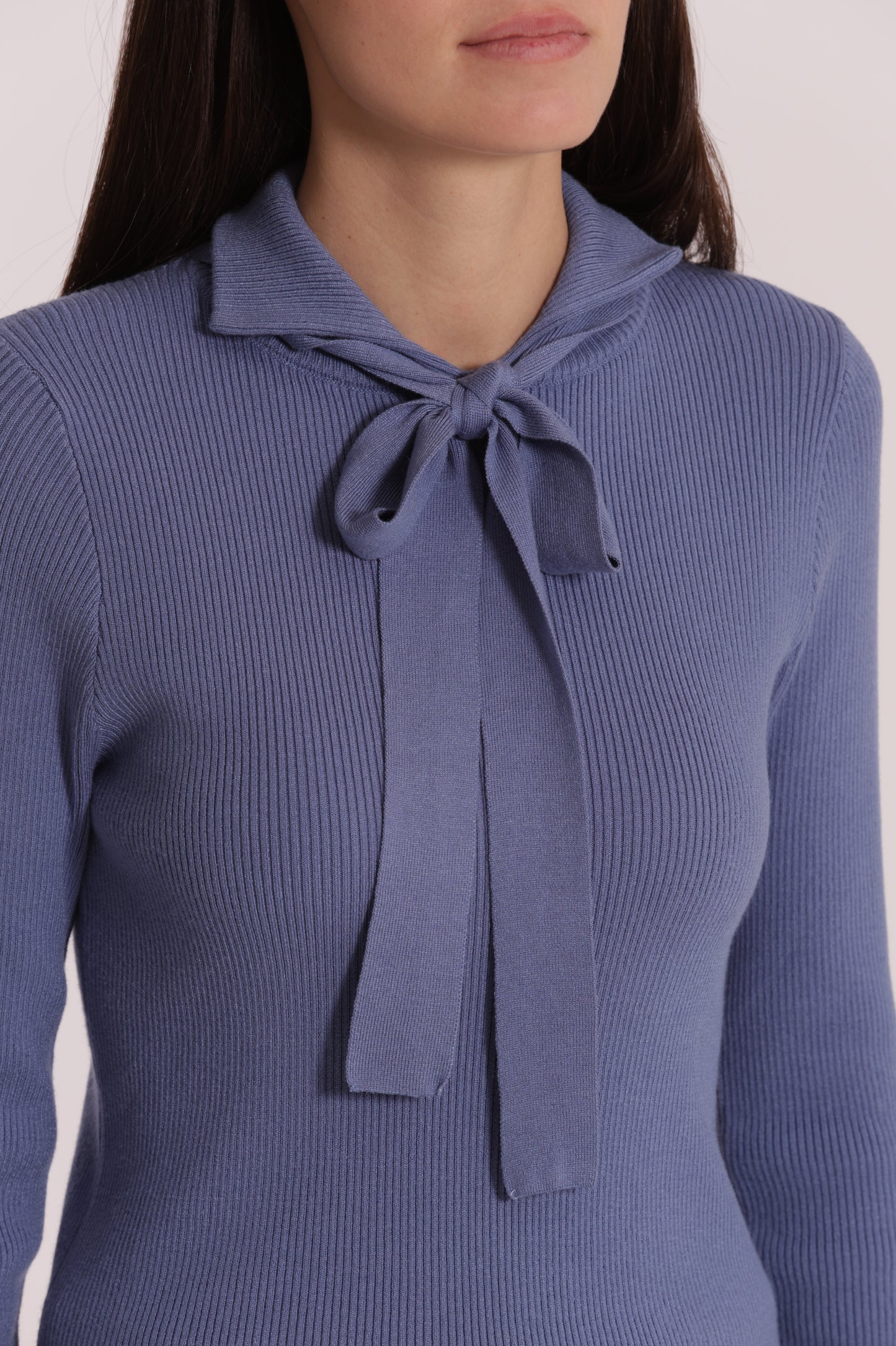 MAGLIA CON DETTAGLIO CRAVATTINO