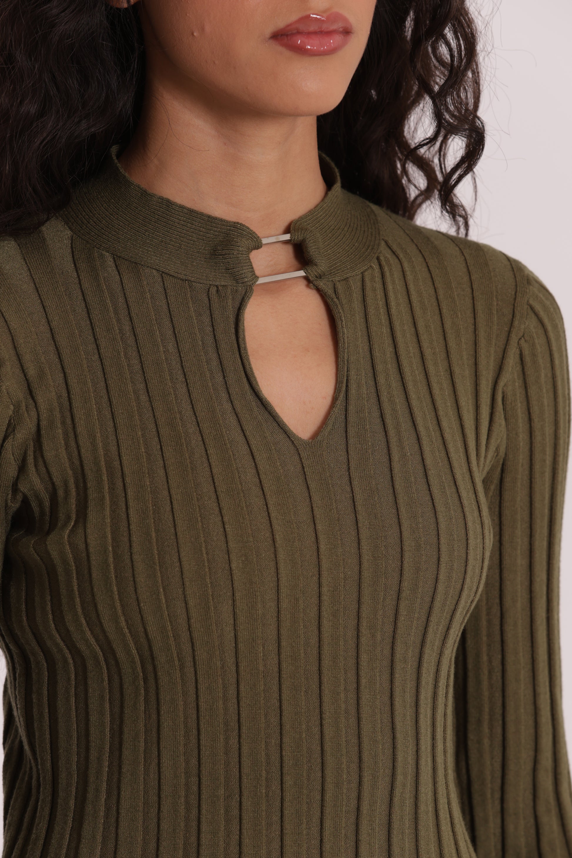MAGLIA SCOLLO A GOCCIA CON ACCESSORIO METALLICO