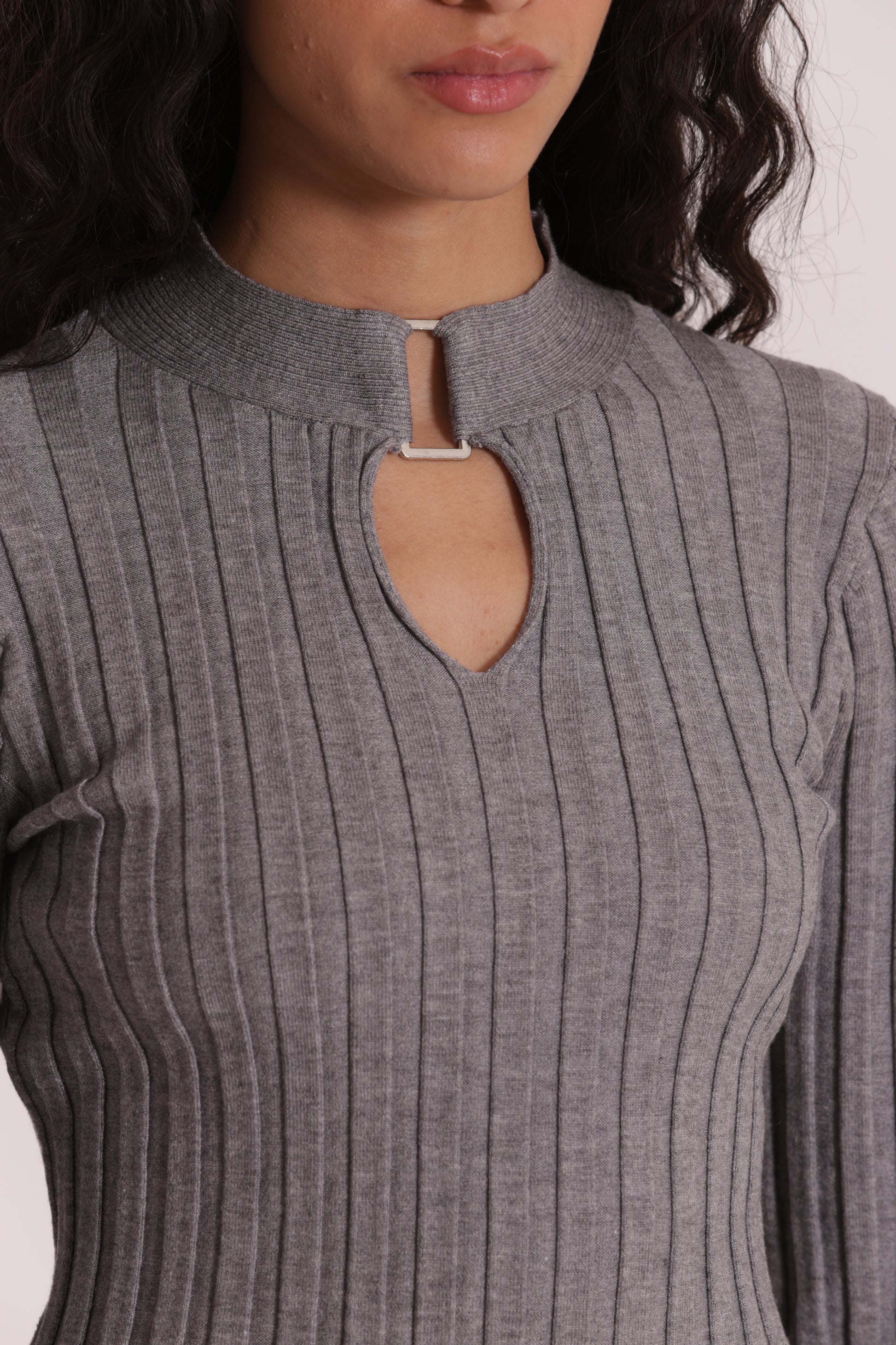 MAGLIA SCOLLO A GOCCIA CON ACCESSORIO METALLICO