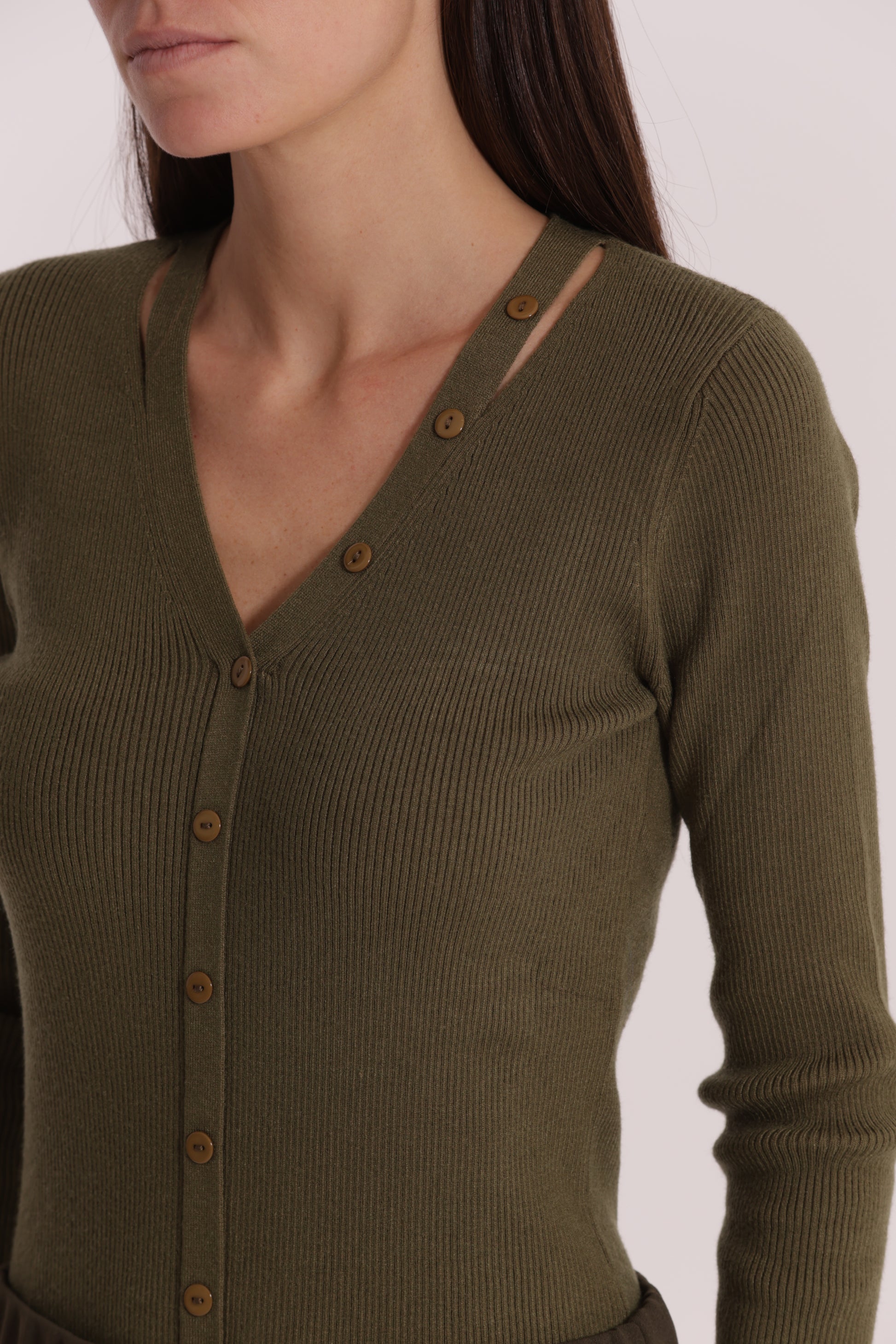 MAGLIA CUT OUT CON DETTAGLIO BOTTONI