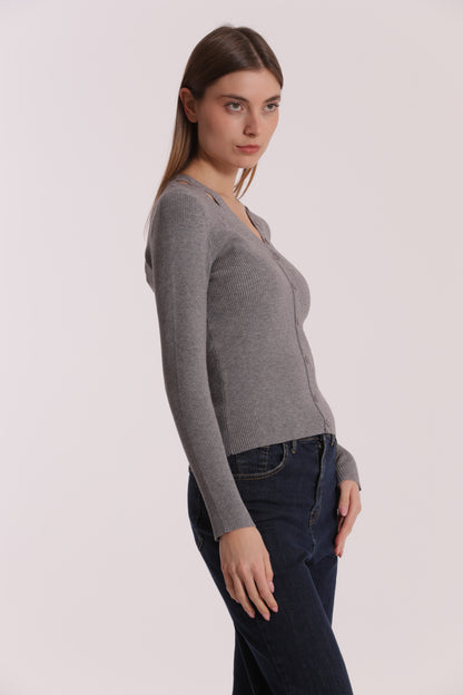MAGLIA CUT OUT CON DETTAGLIO BOTTONI