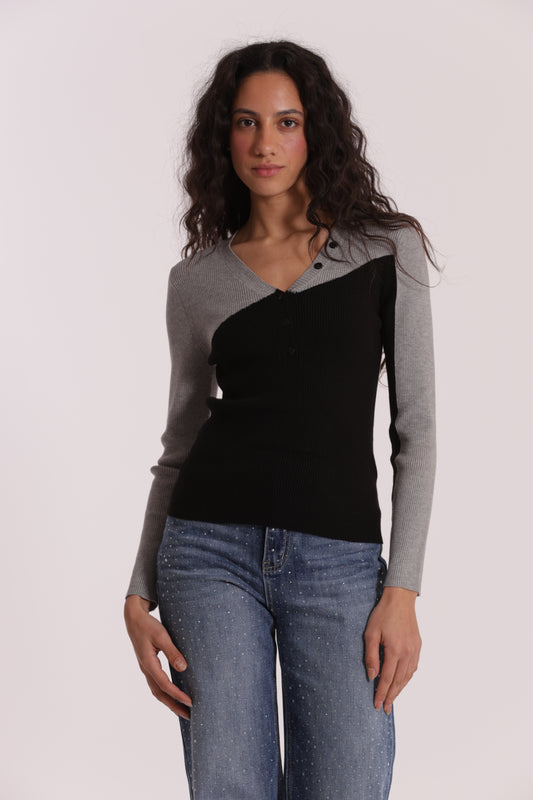 MAGLIA BICOLOR SCOLLO A V CON DETTAGLIO BOTTONI