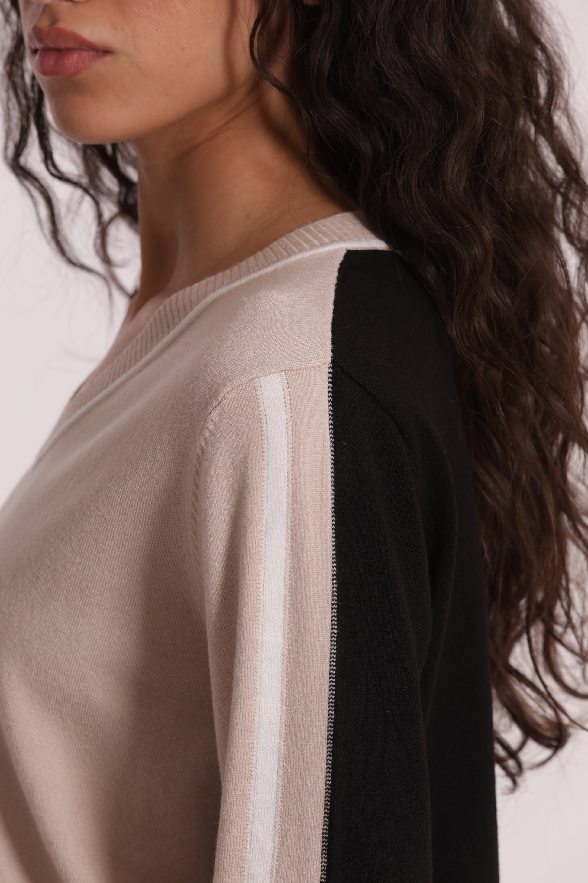 MAGLIA TRICOLOR SCOLLO A V