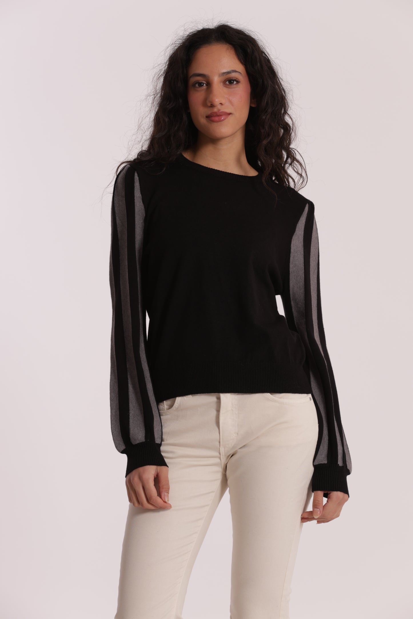 MAGLIA CON MANICHE A RIGHE