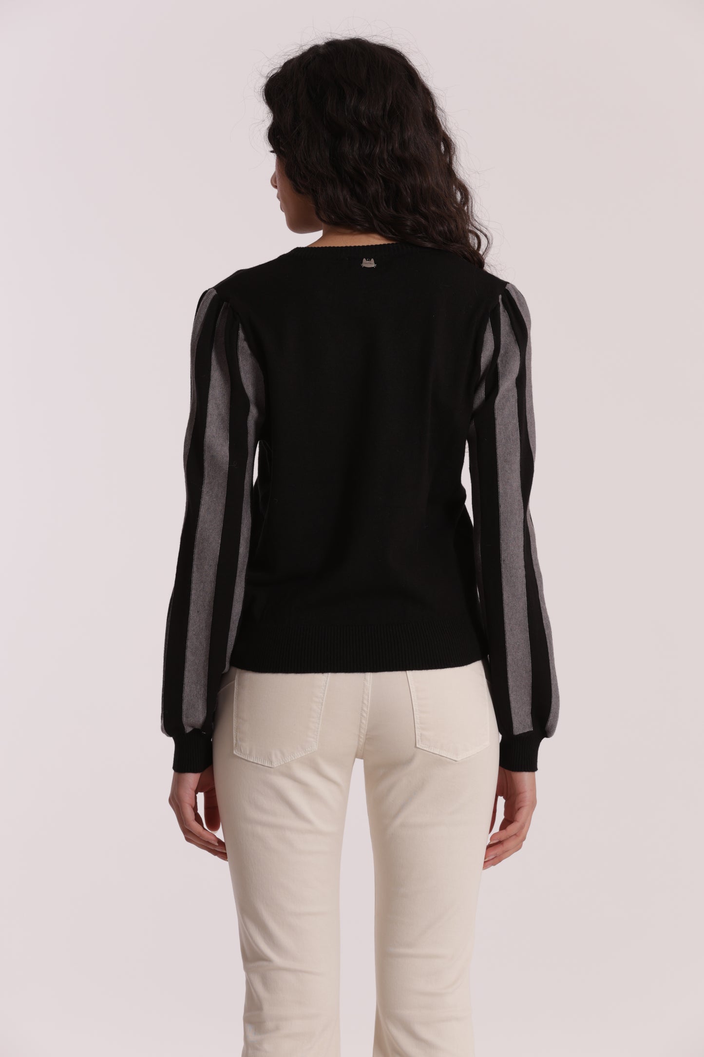 MAGLIA CON MANICHE A RIGHE