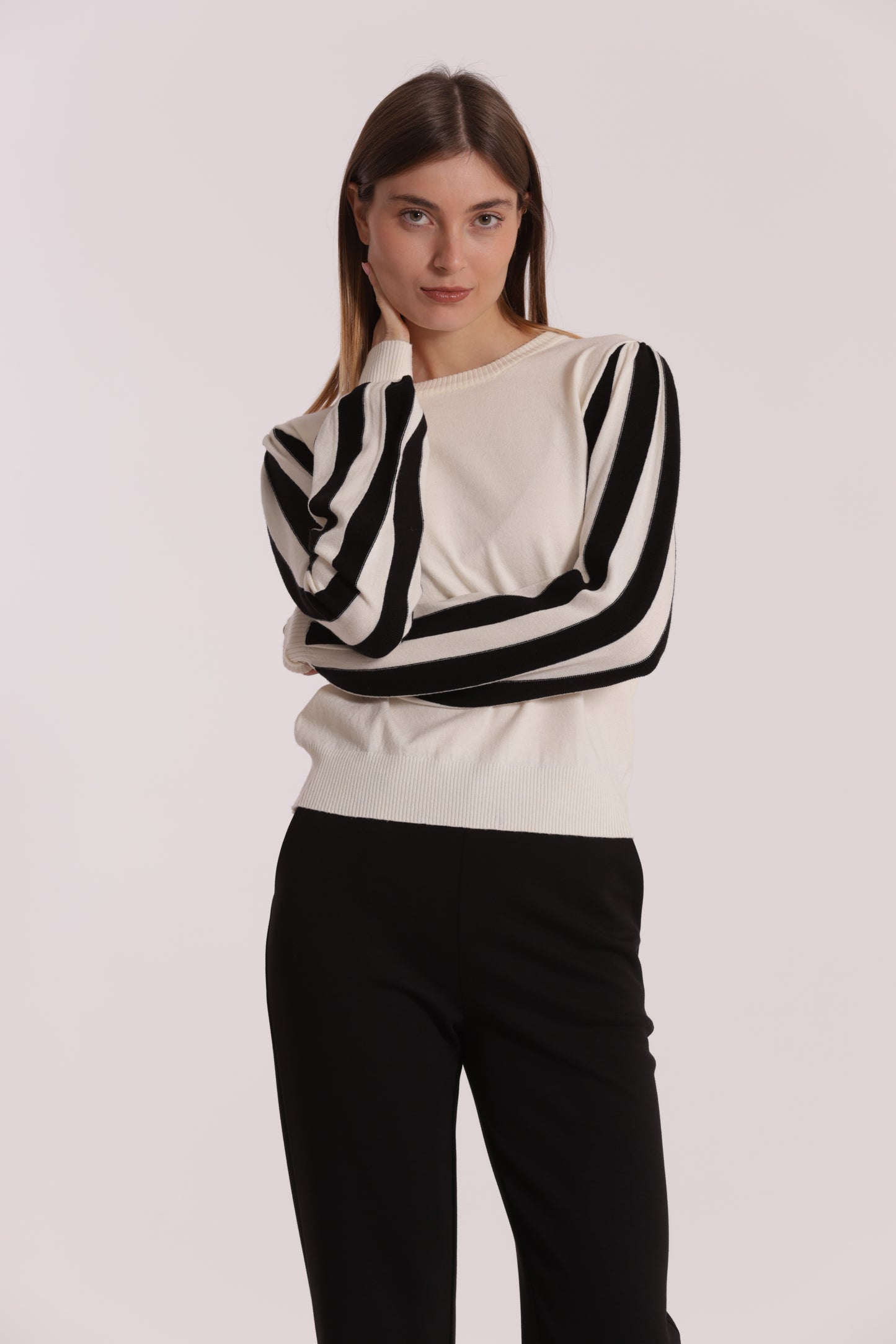 MAGLIA CON MANICHE A RIGHE