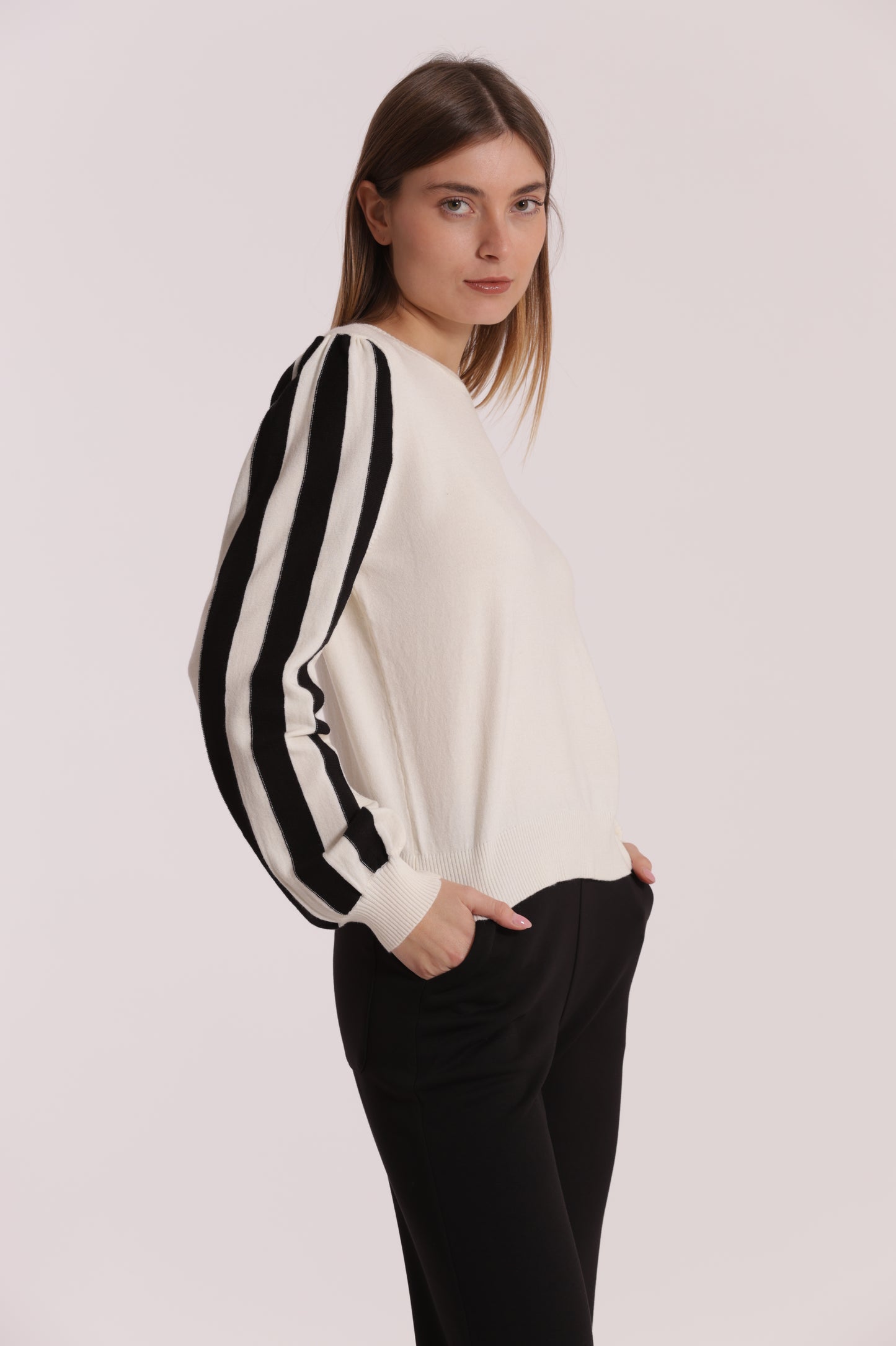 MAGLIA CON MANICHE A RIGHE