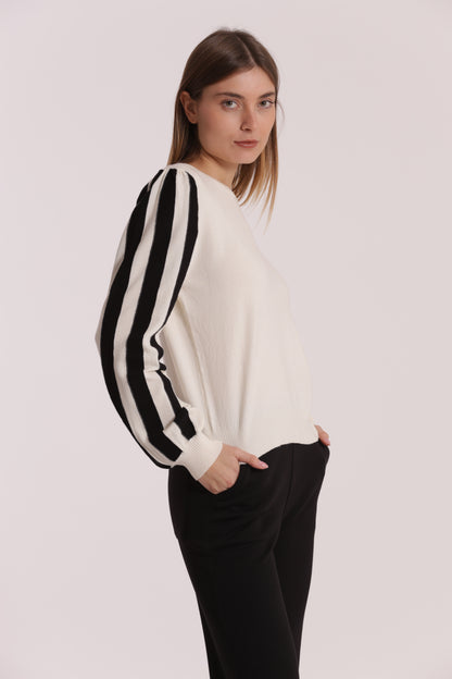 MAGLIA CON MANICHE A RIGHE