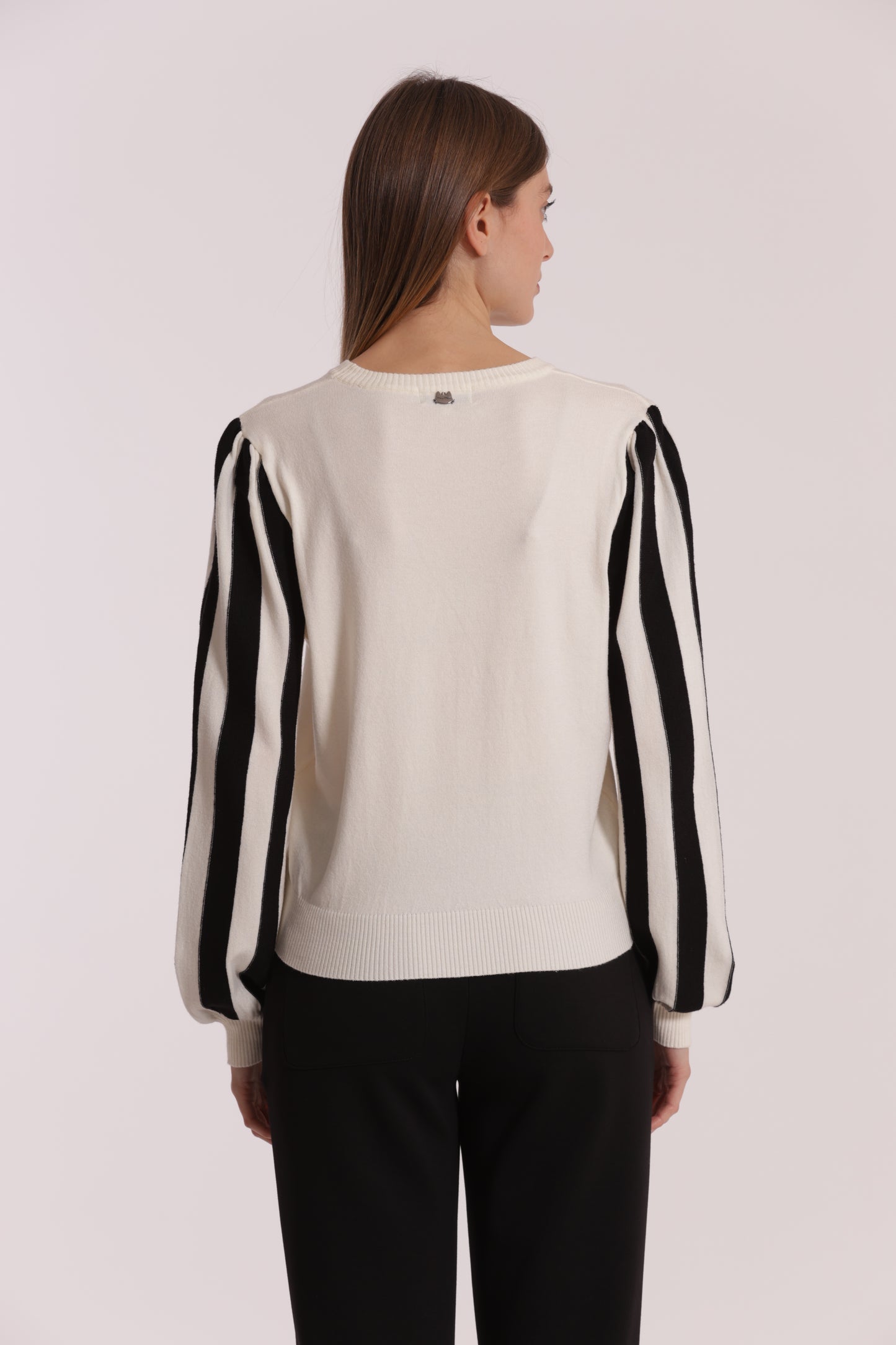 MAGLIA CON MANICHE A RIGHE