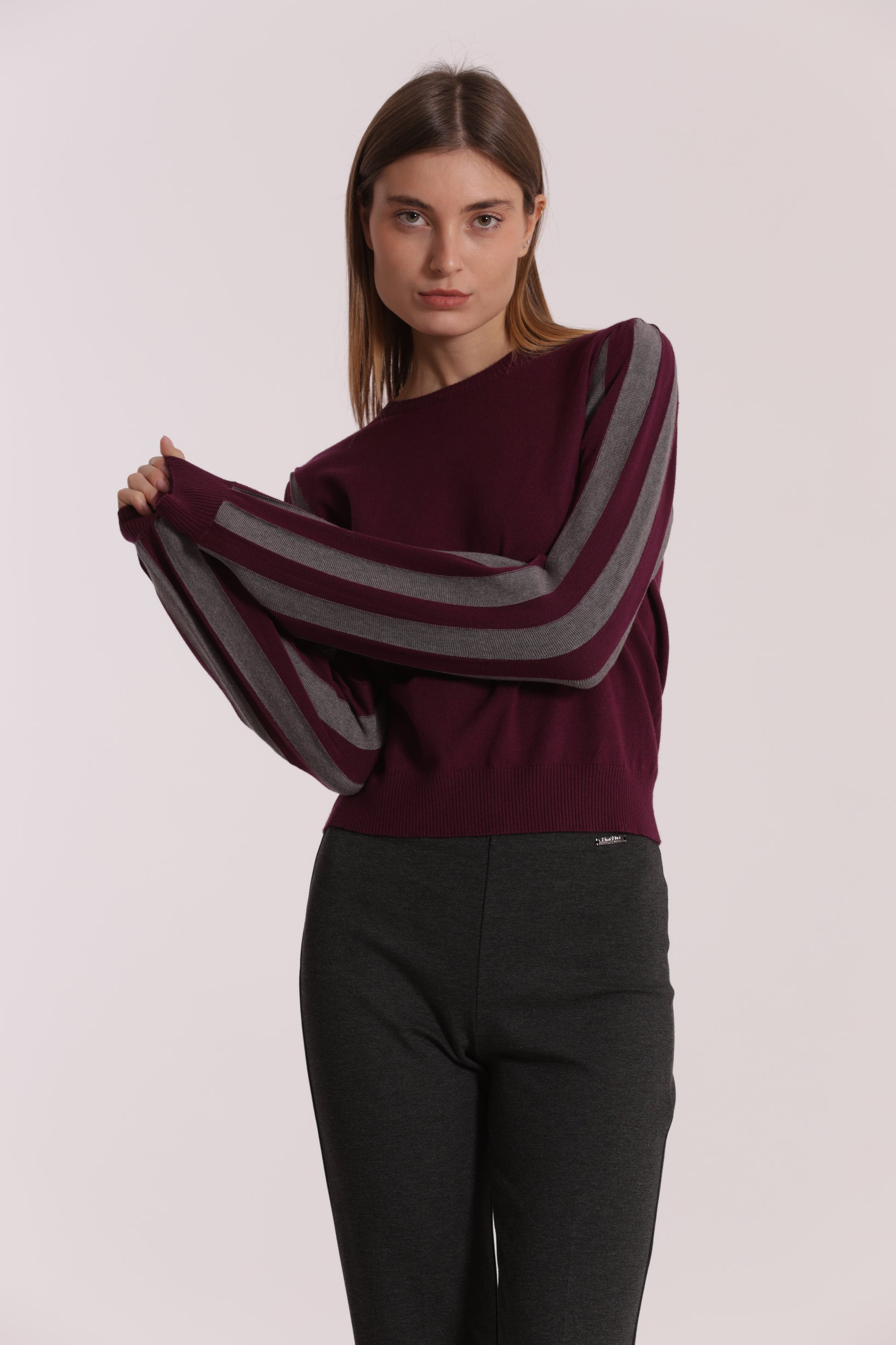 MAGLIA CON MANICHE A RIGHE