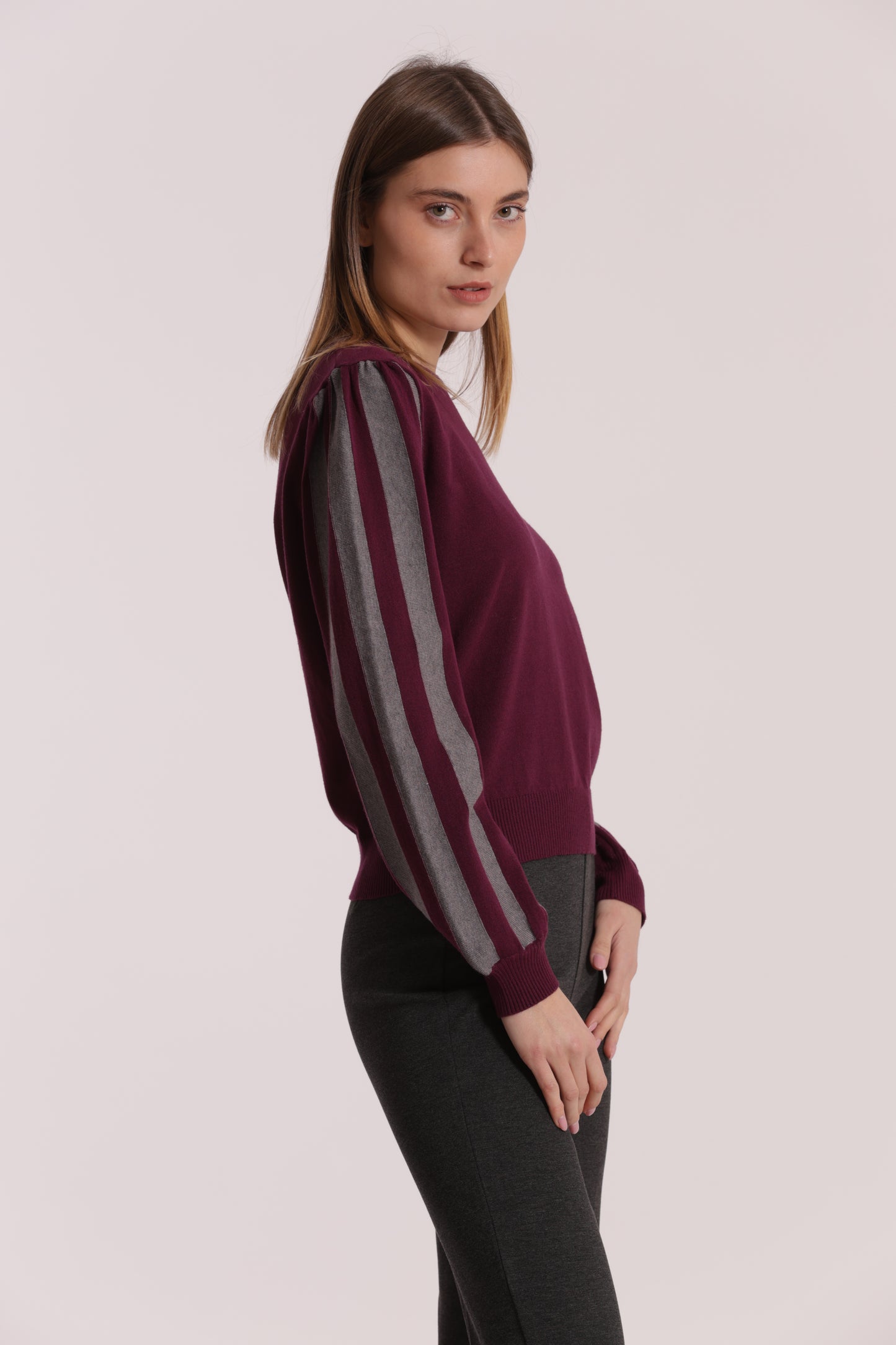 MAGLIA CON MANICHE A RIGHE