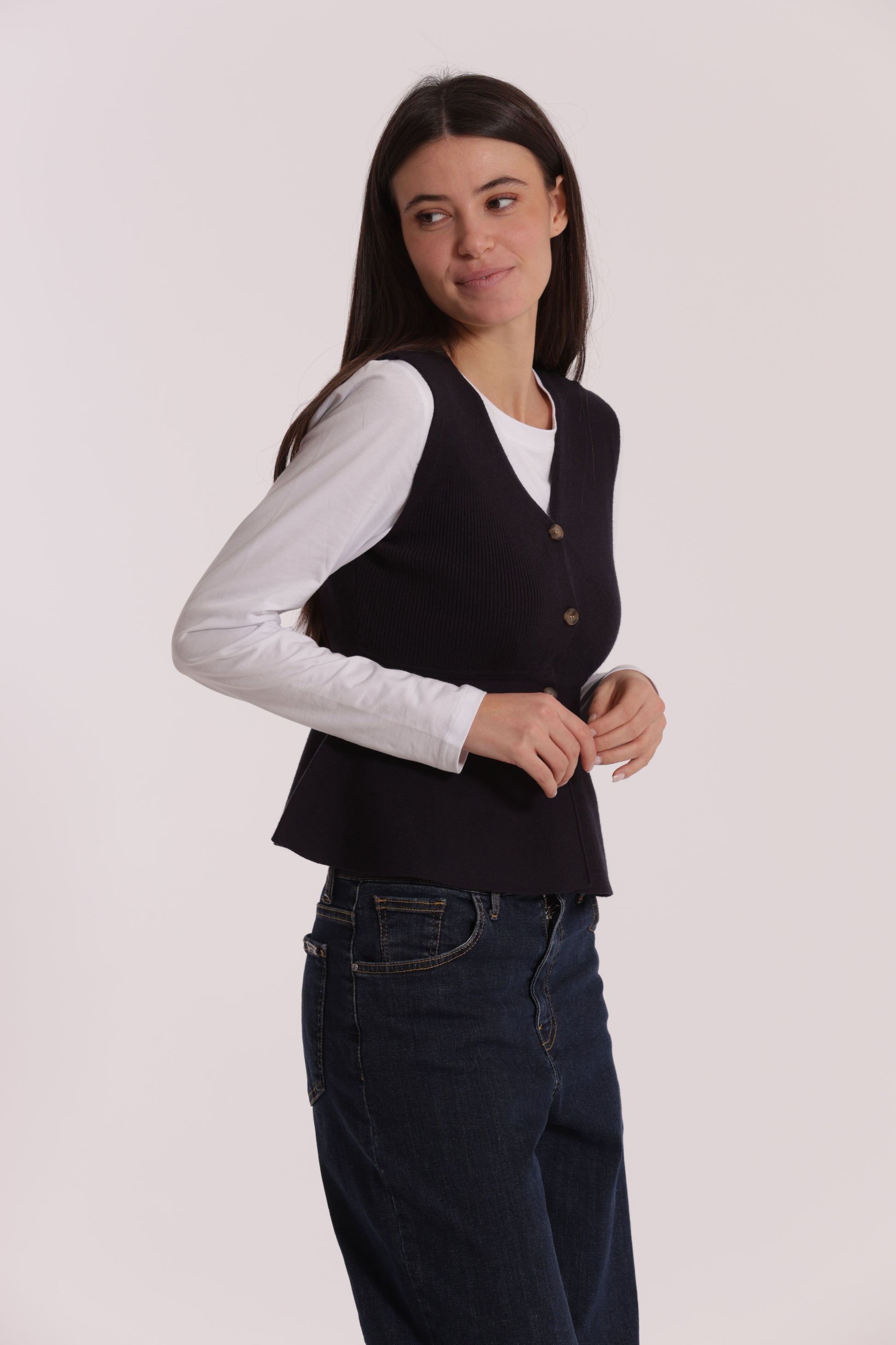 GILET IN MAGLIA SVASATO SUL FONDO CON BOTTONI