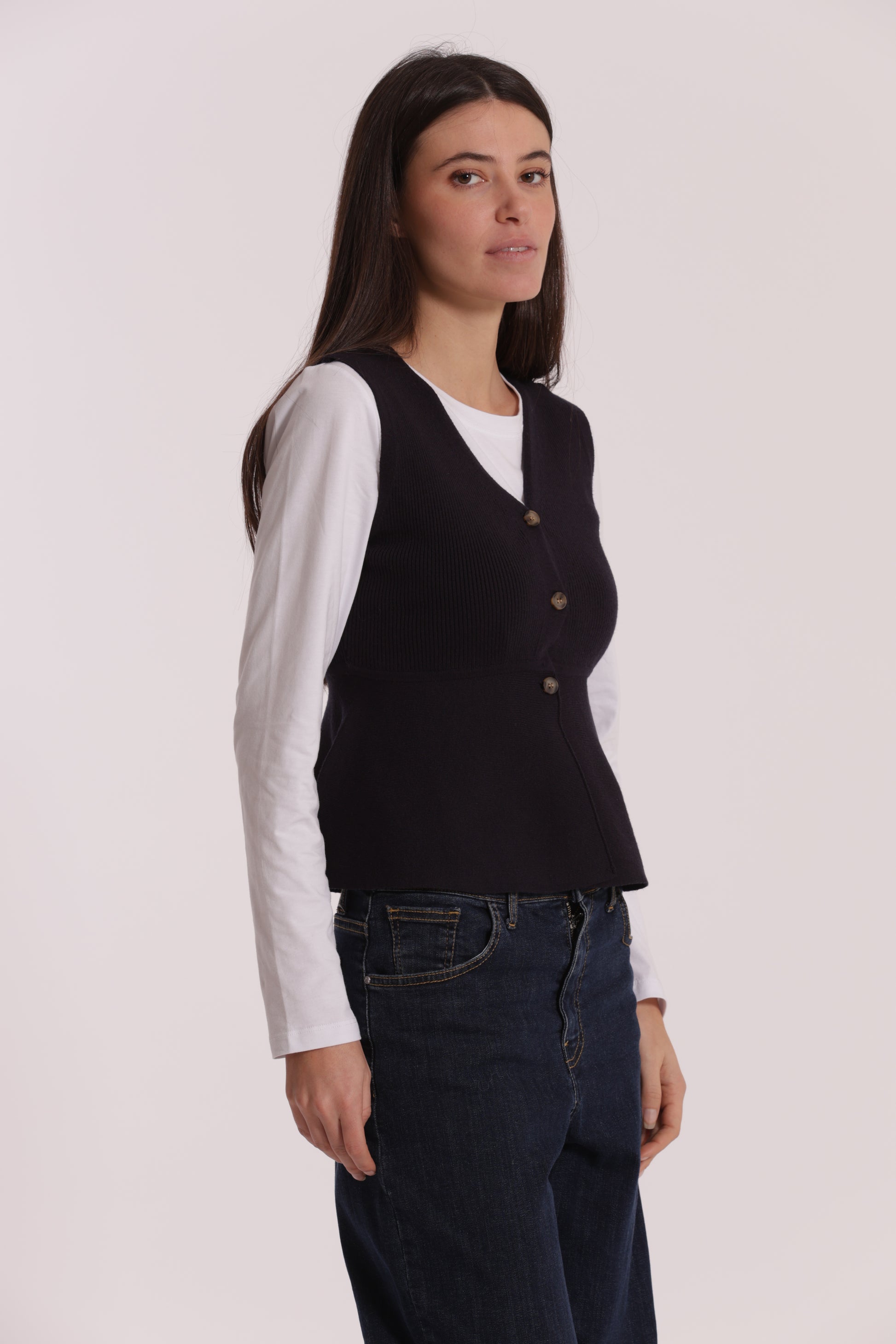 GILET IN MAGLIA SVASATO SUL FONDO CON BOTTONI