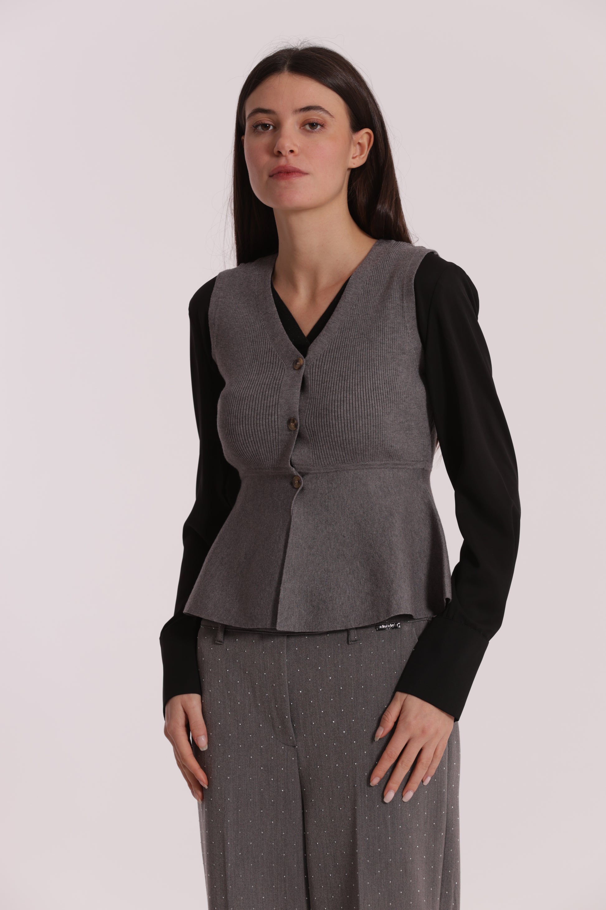 GILET IN MAGLIA SVASATO SUL FONDO CON BOTTONI