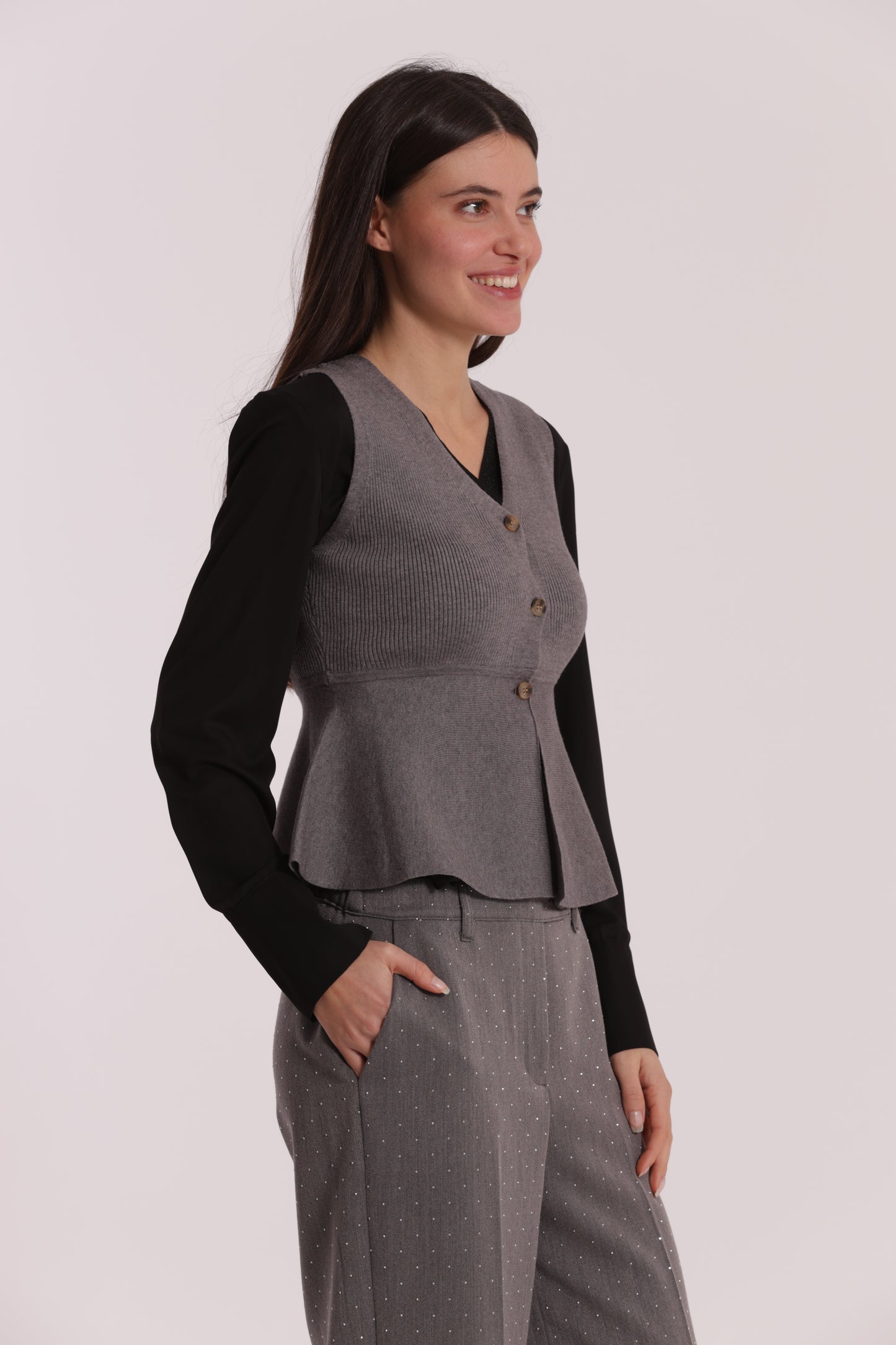 GILET IN MAGLIA SVASATO SUL FONDO CON BOTTONI