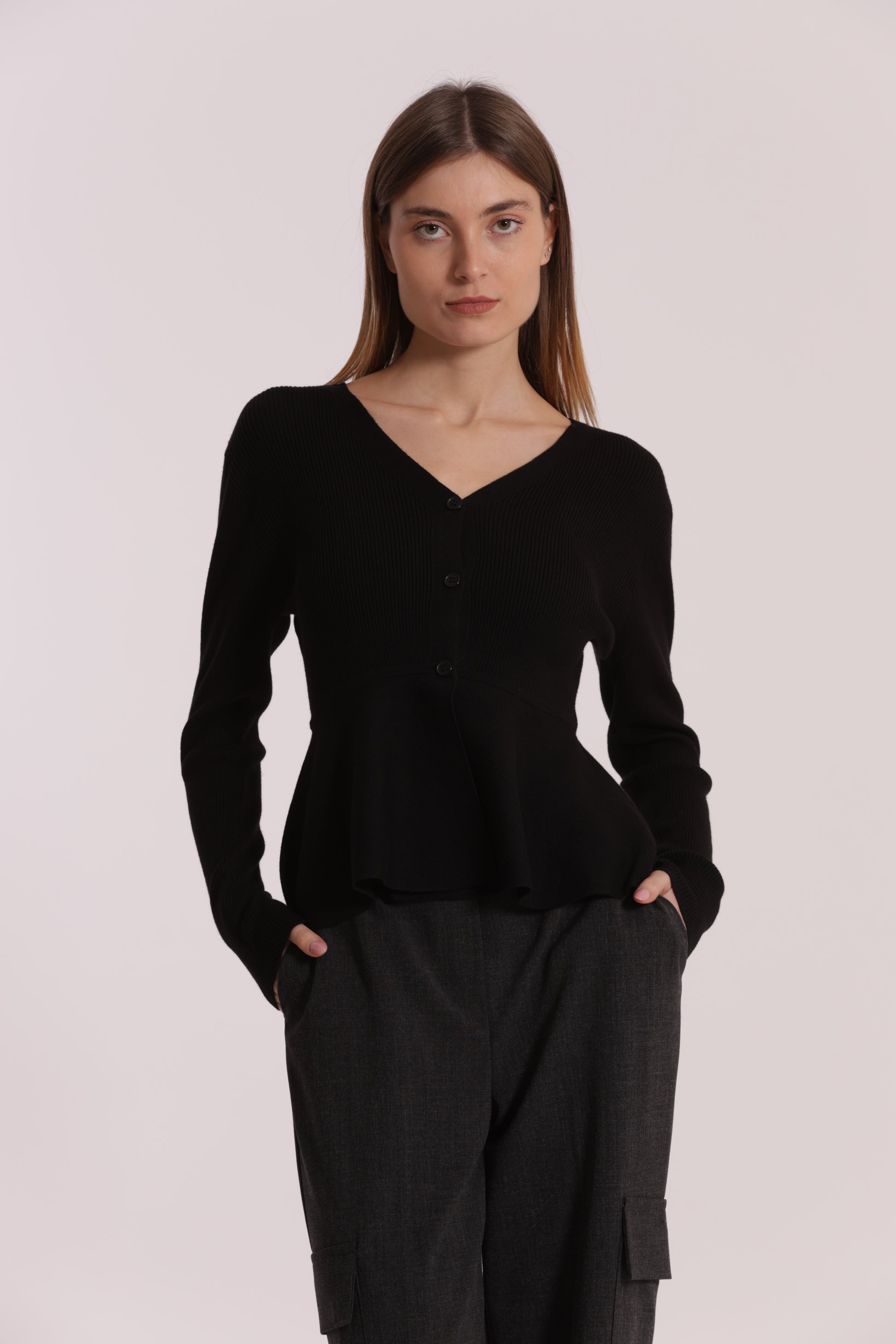 MAGLIA CARDIGAN SVASATO SUL FONDO CON BOTTONI