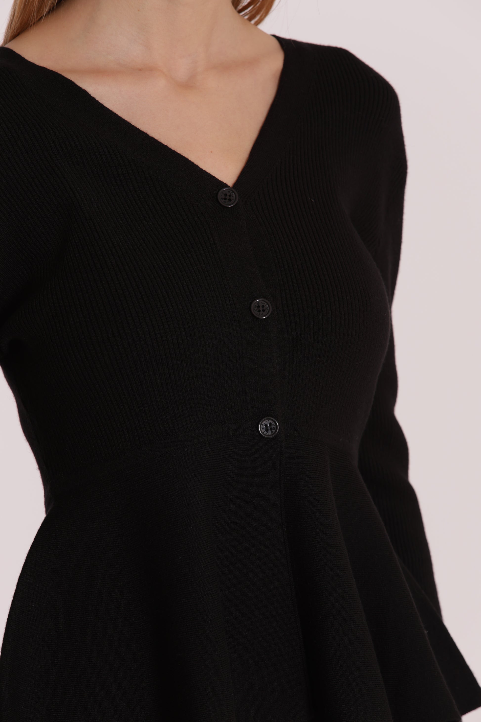 MAGLIA CARDIGAN SVASATO SUL FONDO CON BOTTONI