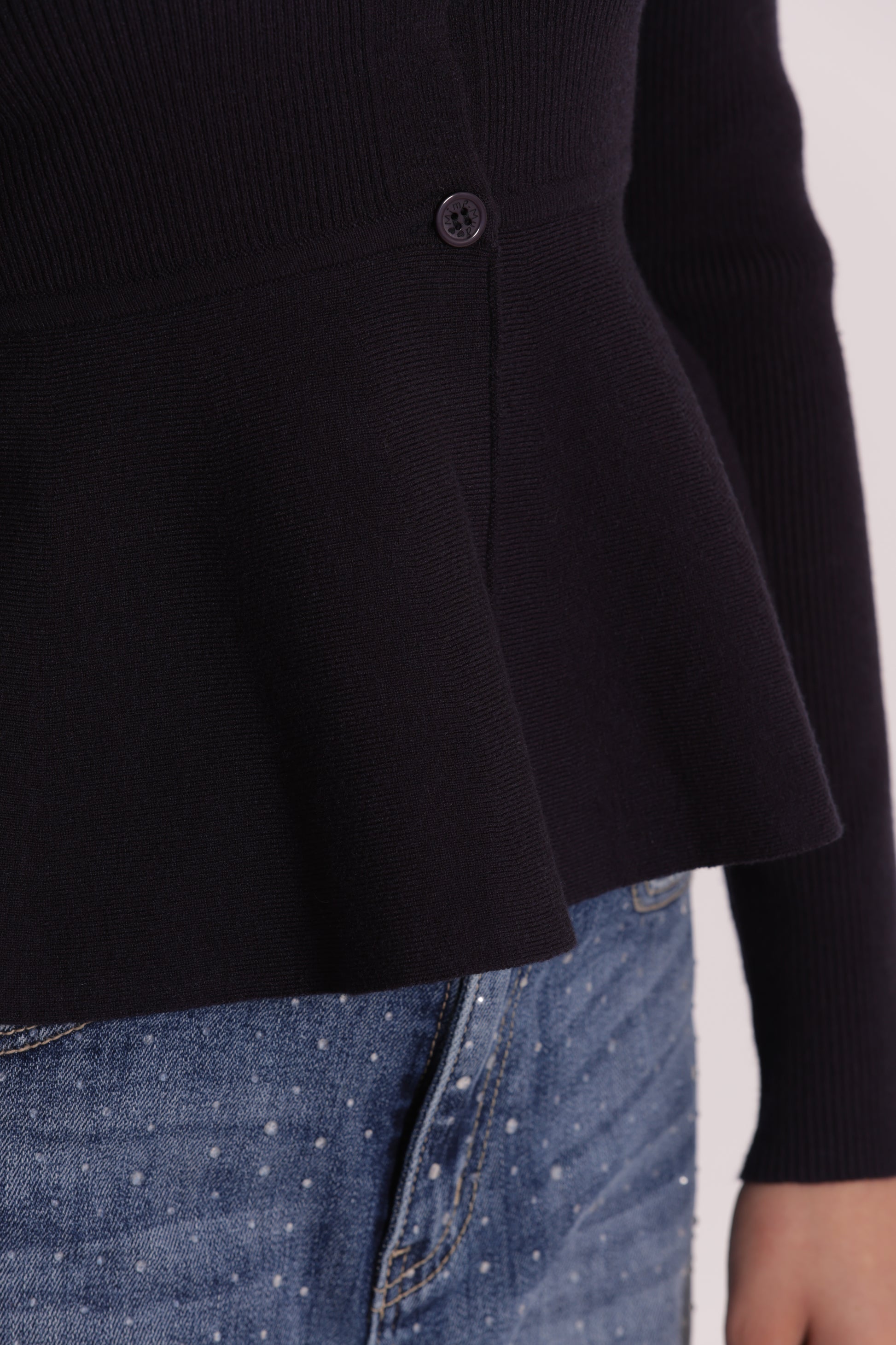 MAGLIA CARDIGAN SVASATO SUL FONDO CON BOTTONI