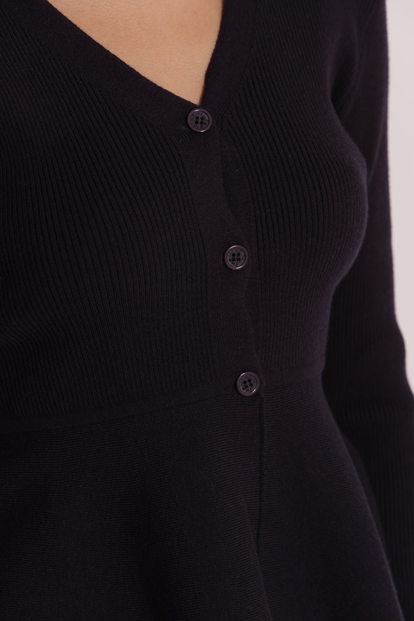 MAGLIA CARDIGAN SVASATO SUL FONDO CON BOTTONI