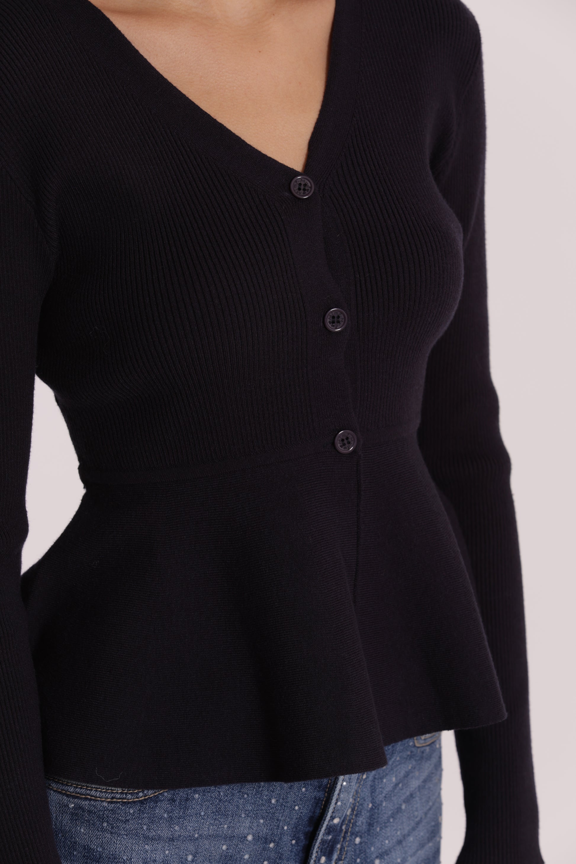 MAGLIA CARDIGAN SVASATO SUL FONDO CON BOTTONI