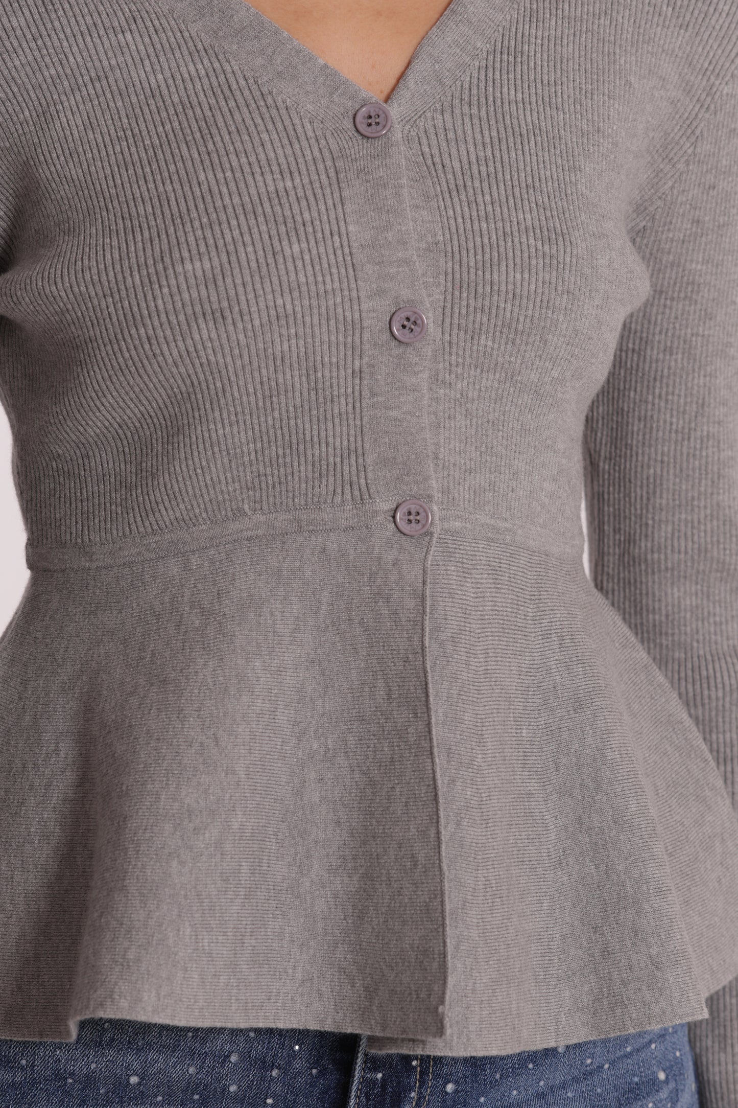 MAGLIA CARDIGAN SVASATO SUL FONDO CON BOTTONI
