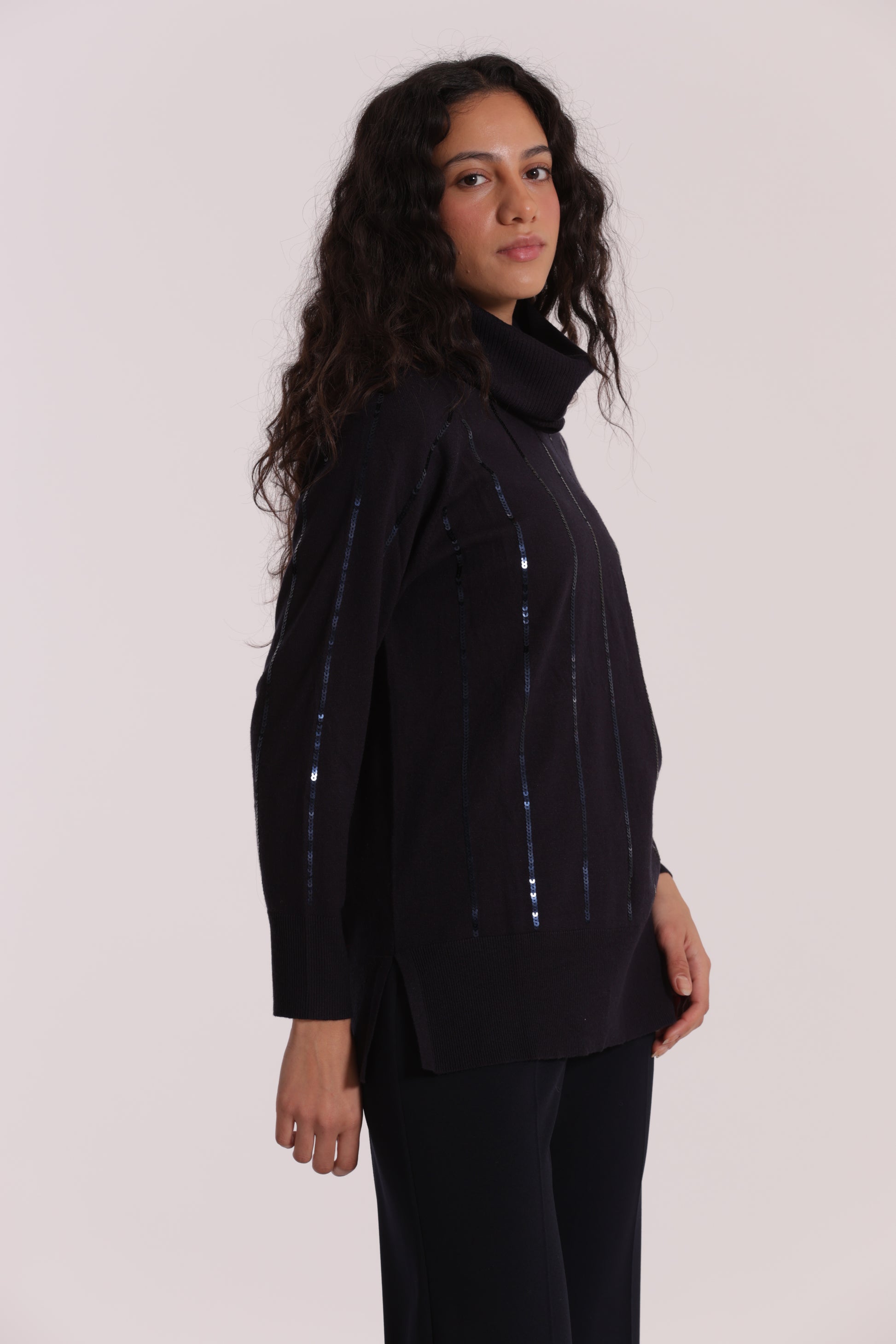 MAGLIA OVER CON SPACCHI LATERALI  E PAILLETTES