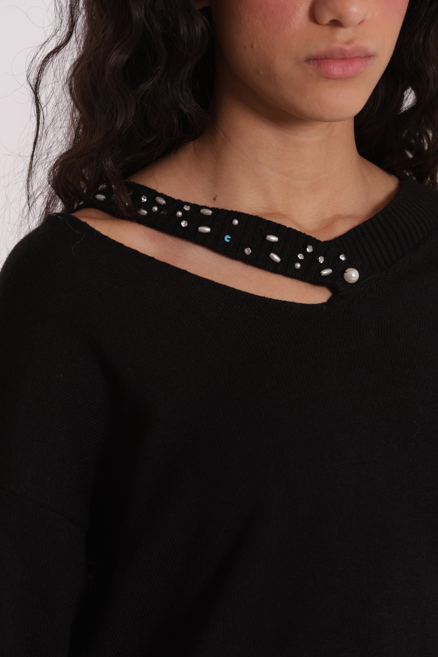 MAGLIA SCOLLO V CUT OUT CON STRASS