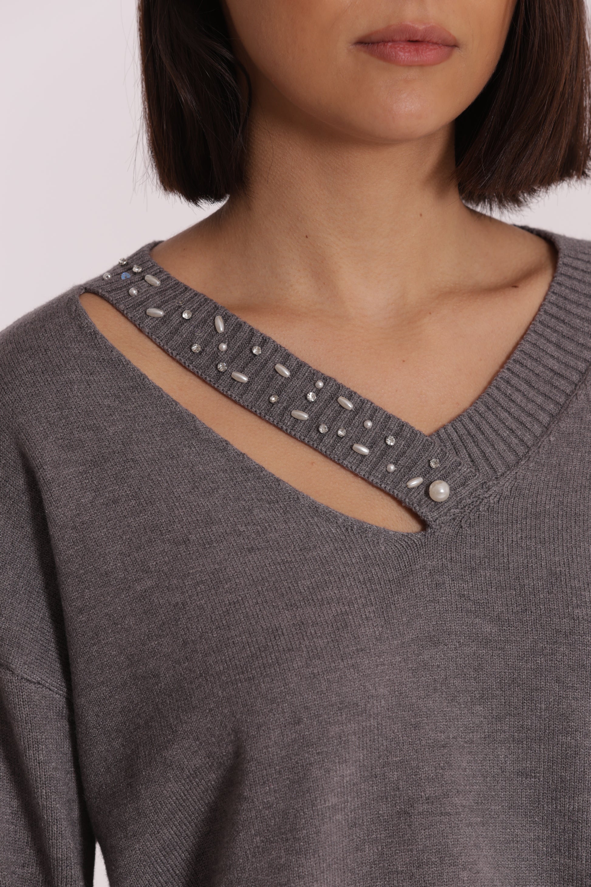MAGLIA SCOLLO V CUT OUT CON STRASS