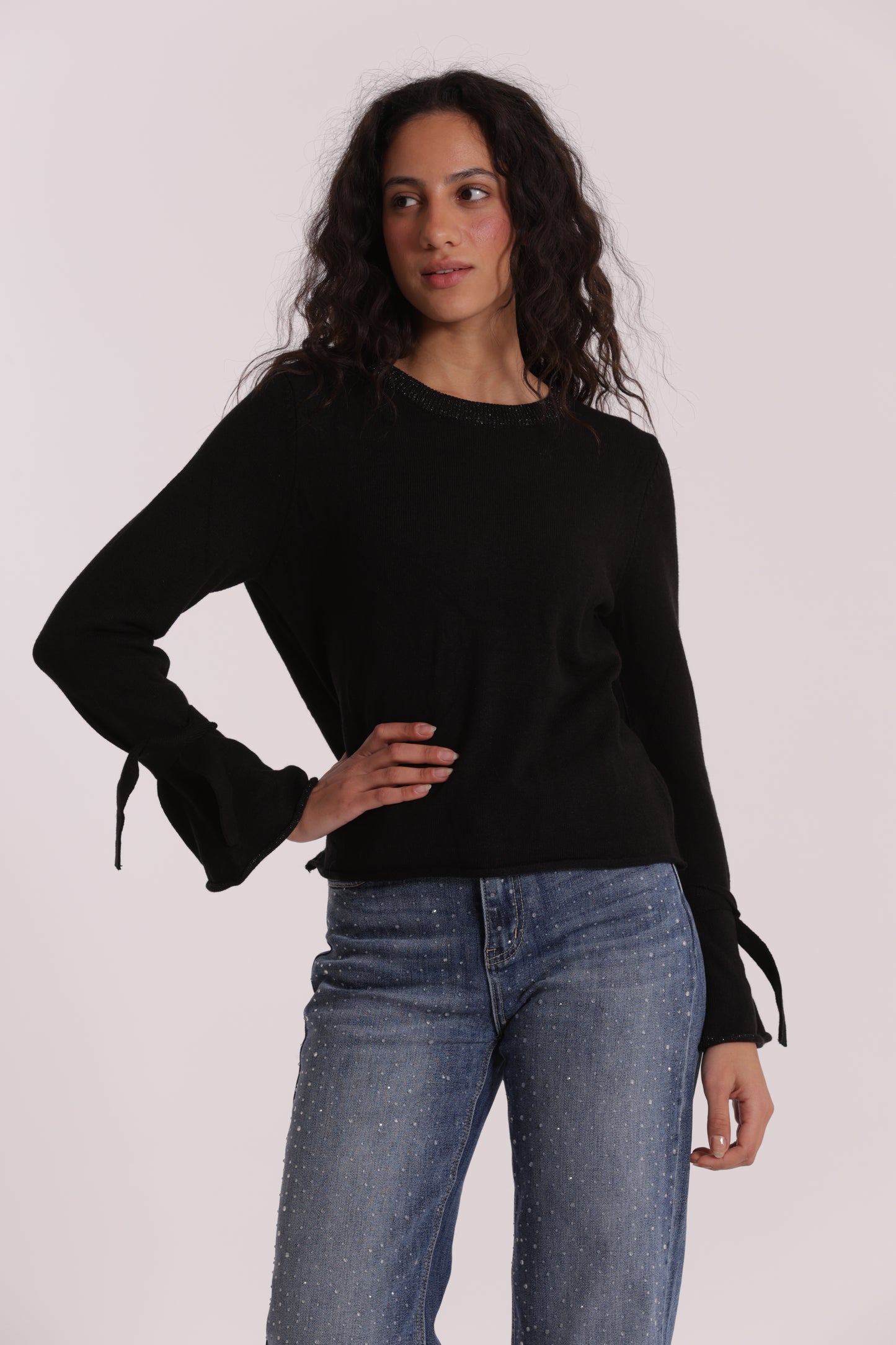 MAGLIA SCOLLO TONDO CON FIOCCHI SULLA MANICA