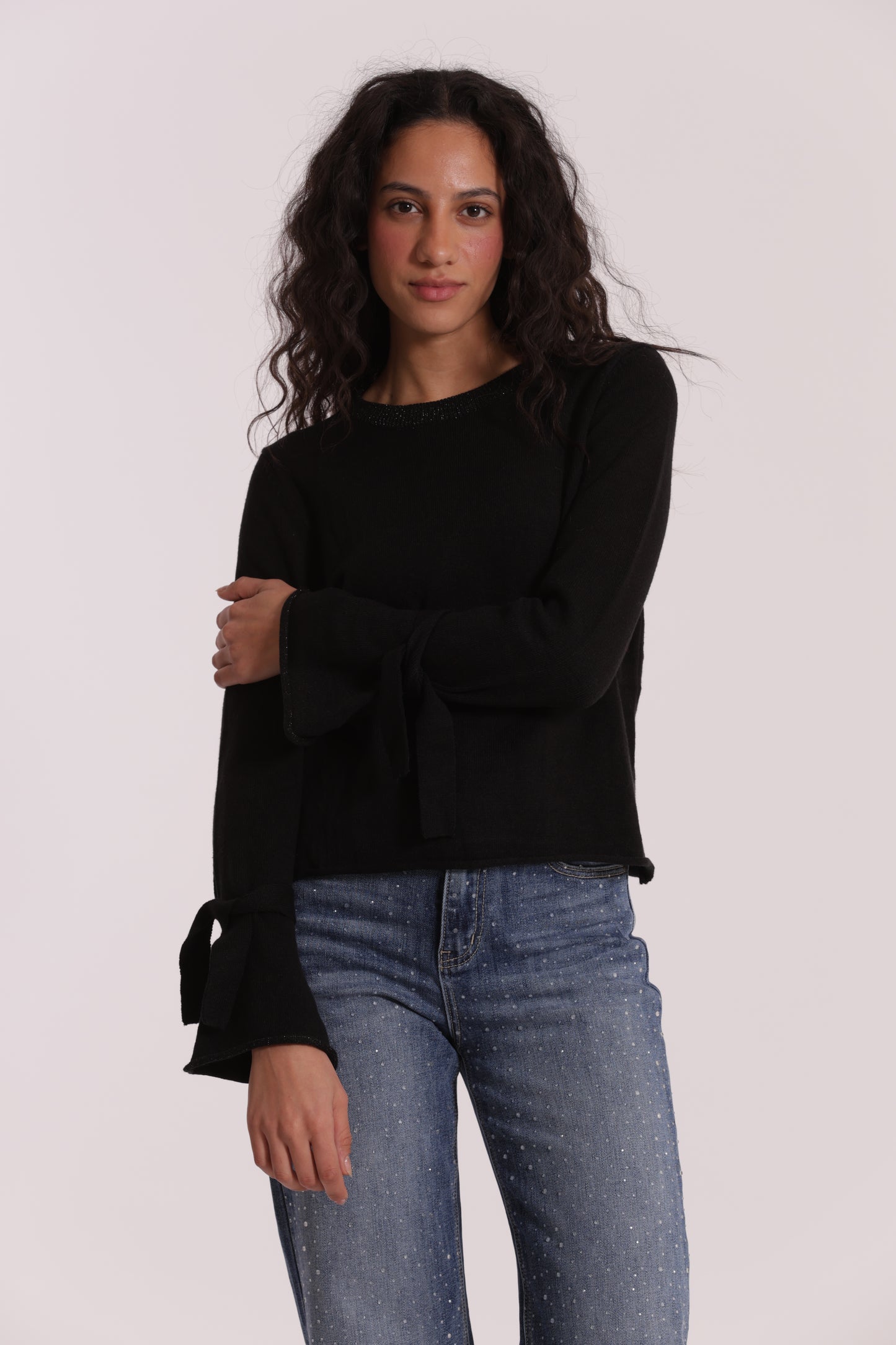 MAGLIA SCOLLO TONDO CON FIOCCHI SULLA MANICA