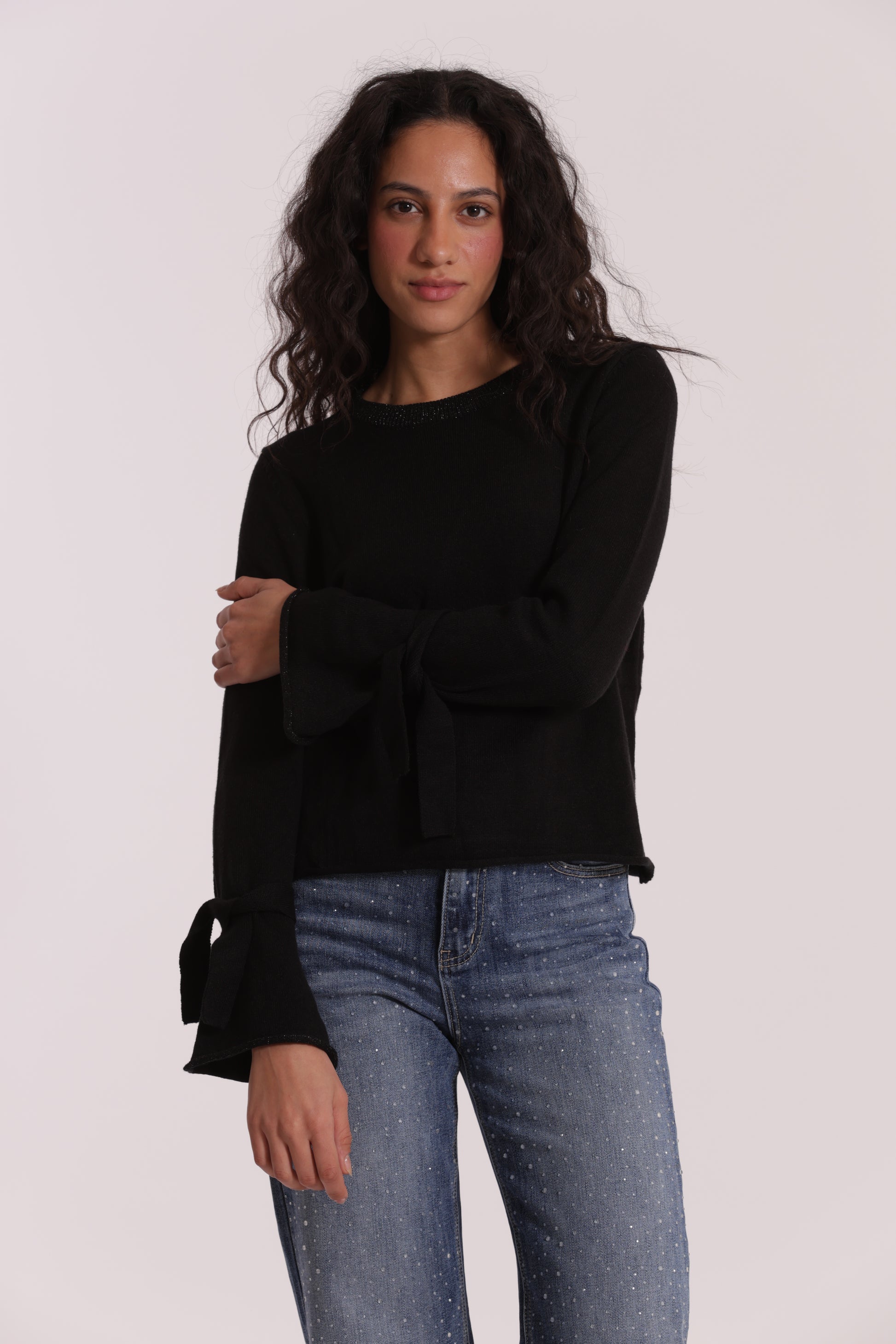 MAGLIA SCOLLO TONDO CON FIOCCHI SULLA MANICA