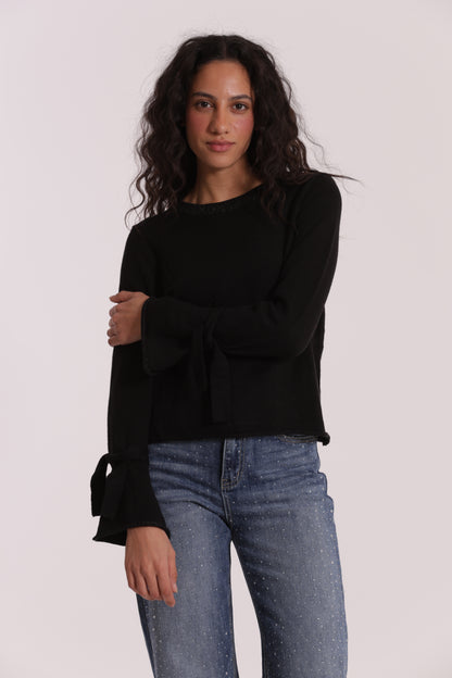 MAGLIA SCOLLO TONDO CON FIOCCHI SULLA MANICA