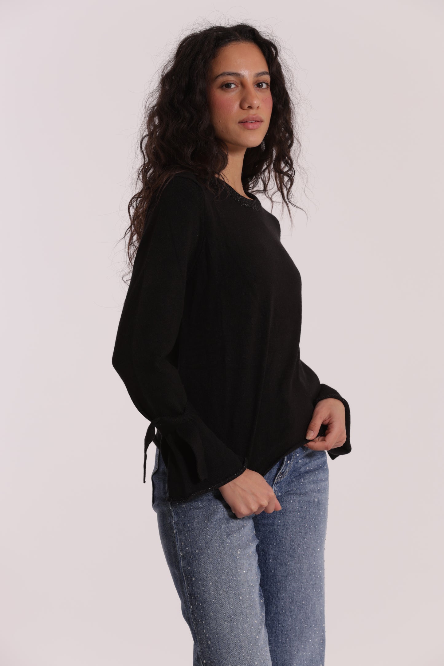 MAGLIA SCOLLO TONDO CON FIOCCHI SULLA MANICA