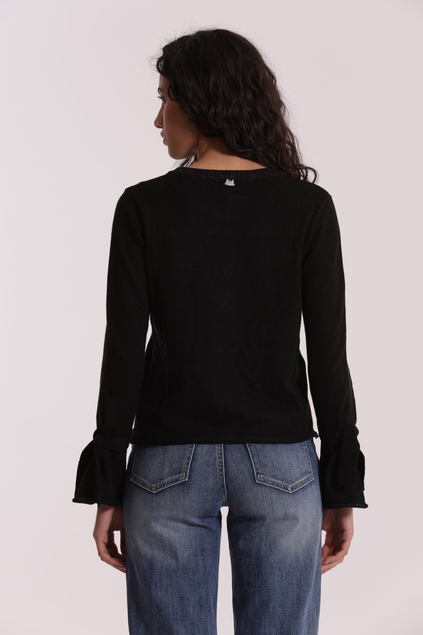MAGLIA SCOLLO TONDO CON FIOCCHI SULLA MANICA