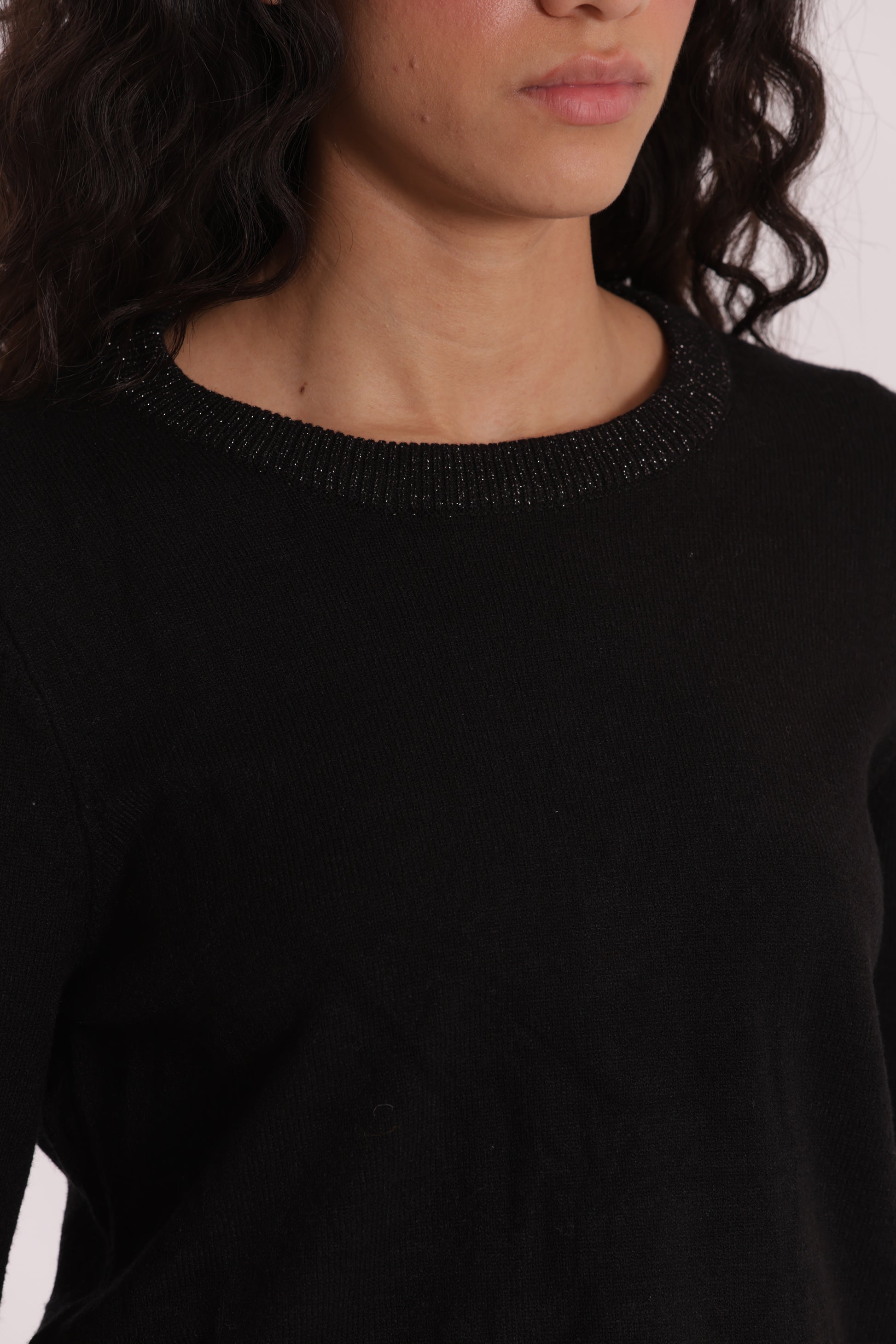 MAGLIA SCOLLO TONDO CON FIOCCHI SULLA MANICA