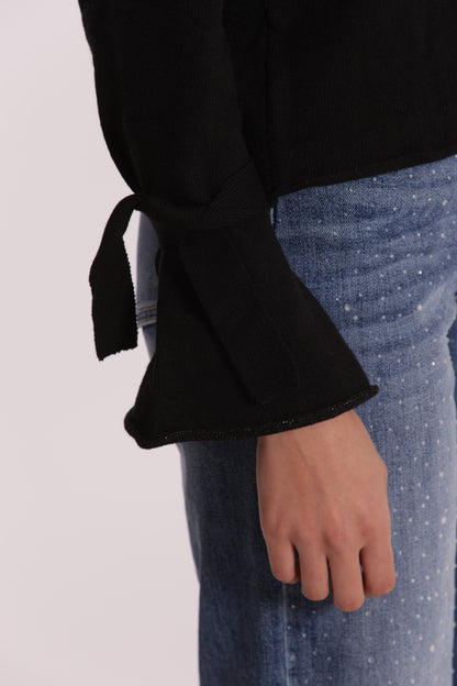 MAGLIA SCOLLO TONDO CON FIOCCHI SULLA MANICA