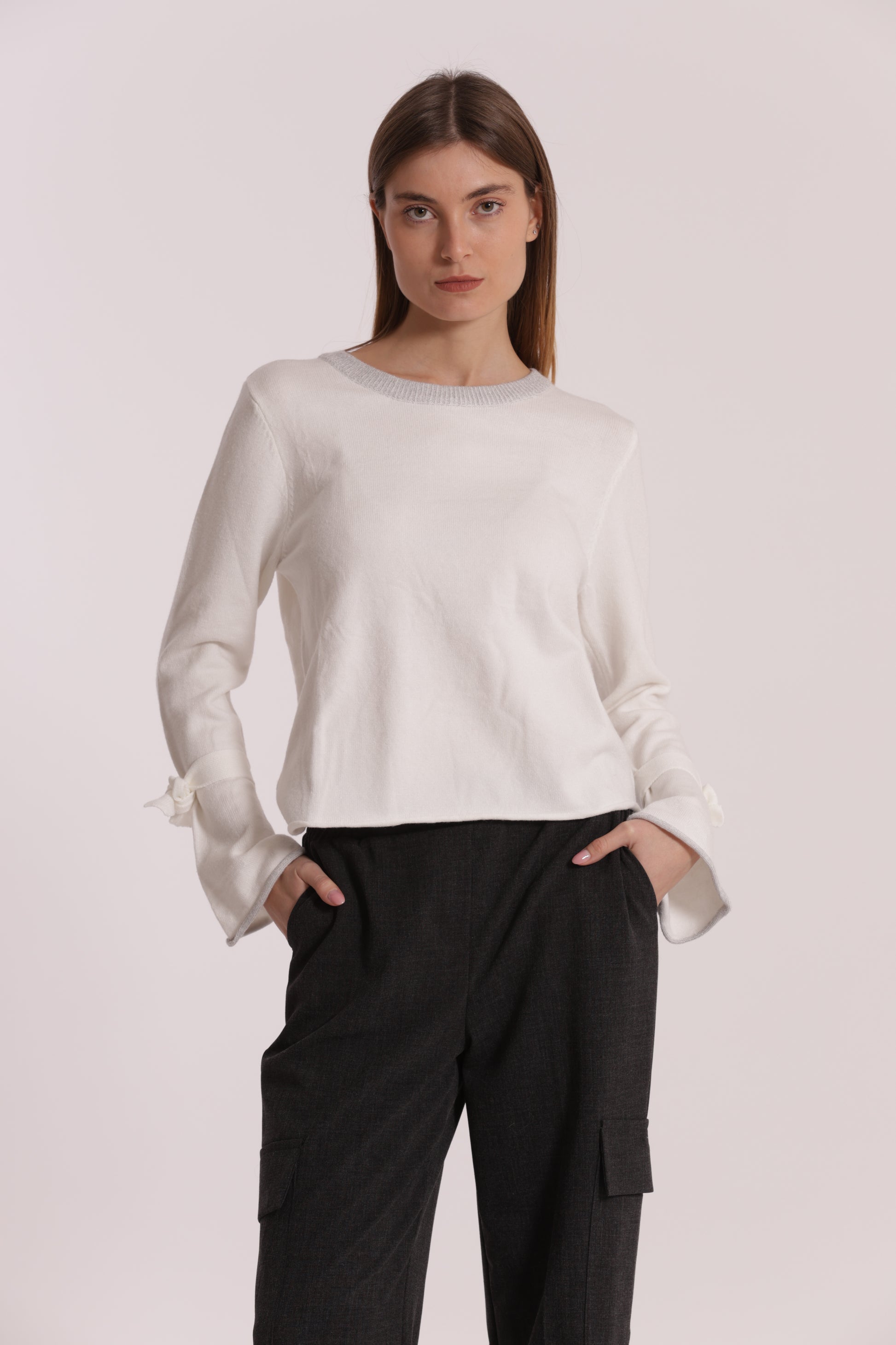 MAGLIA SCOLLO TONDO CON FIOCCHI SULLA MANICA